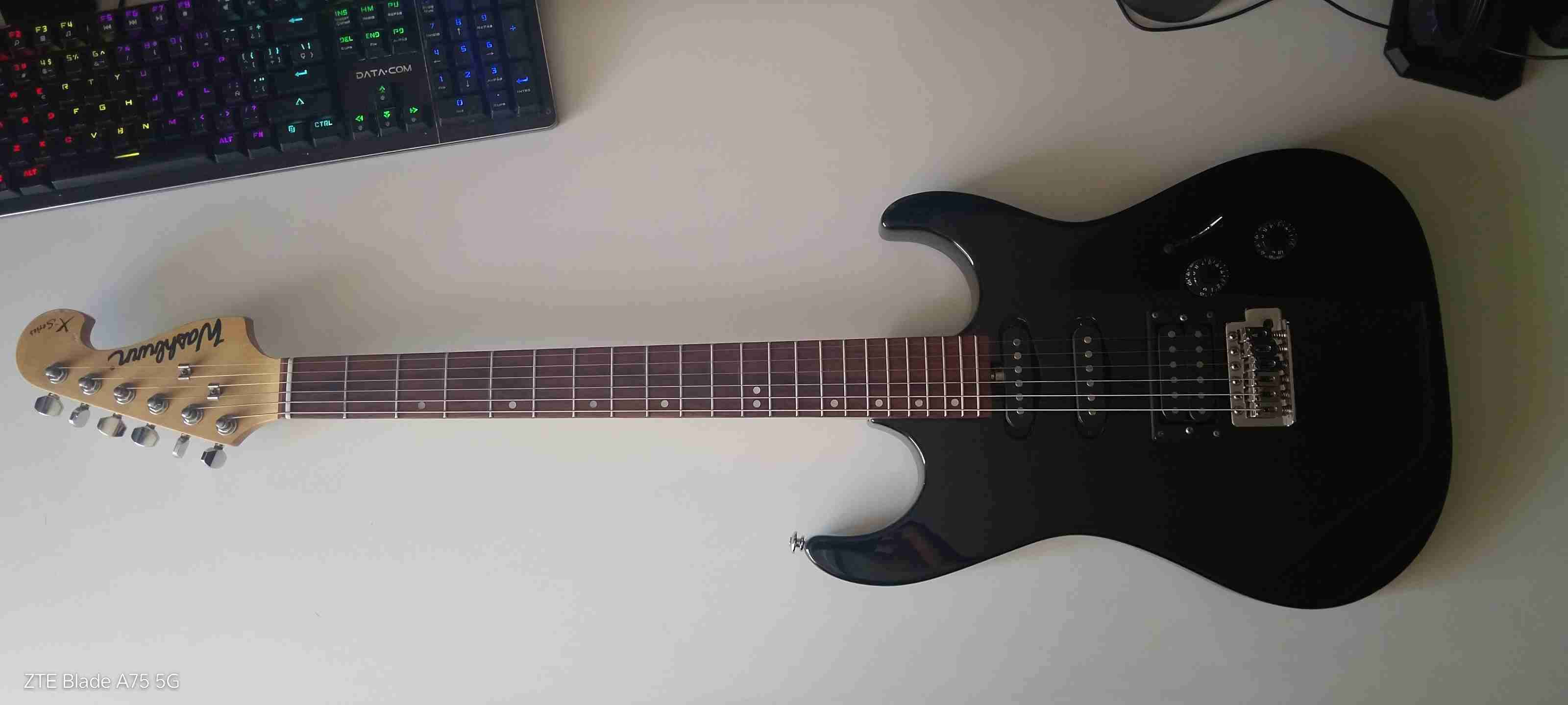 Guitarra eléctrica negra Washburn - miniatura 1