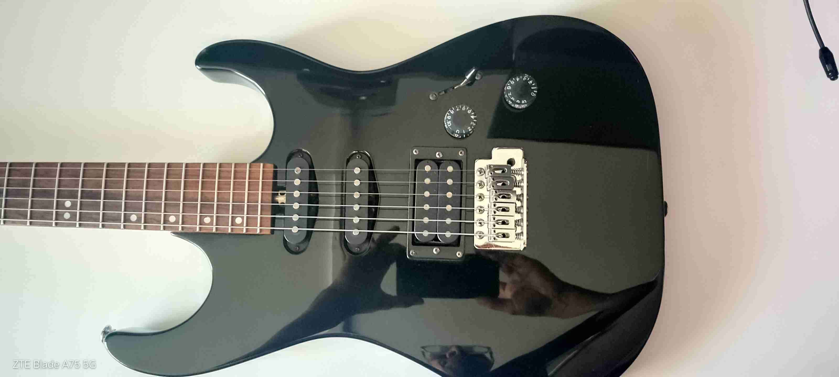 Guitarra eléctrica negra Washburn - miniatura 2