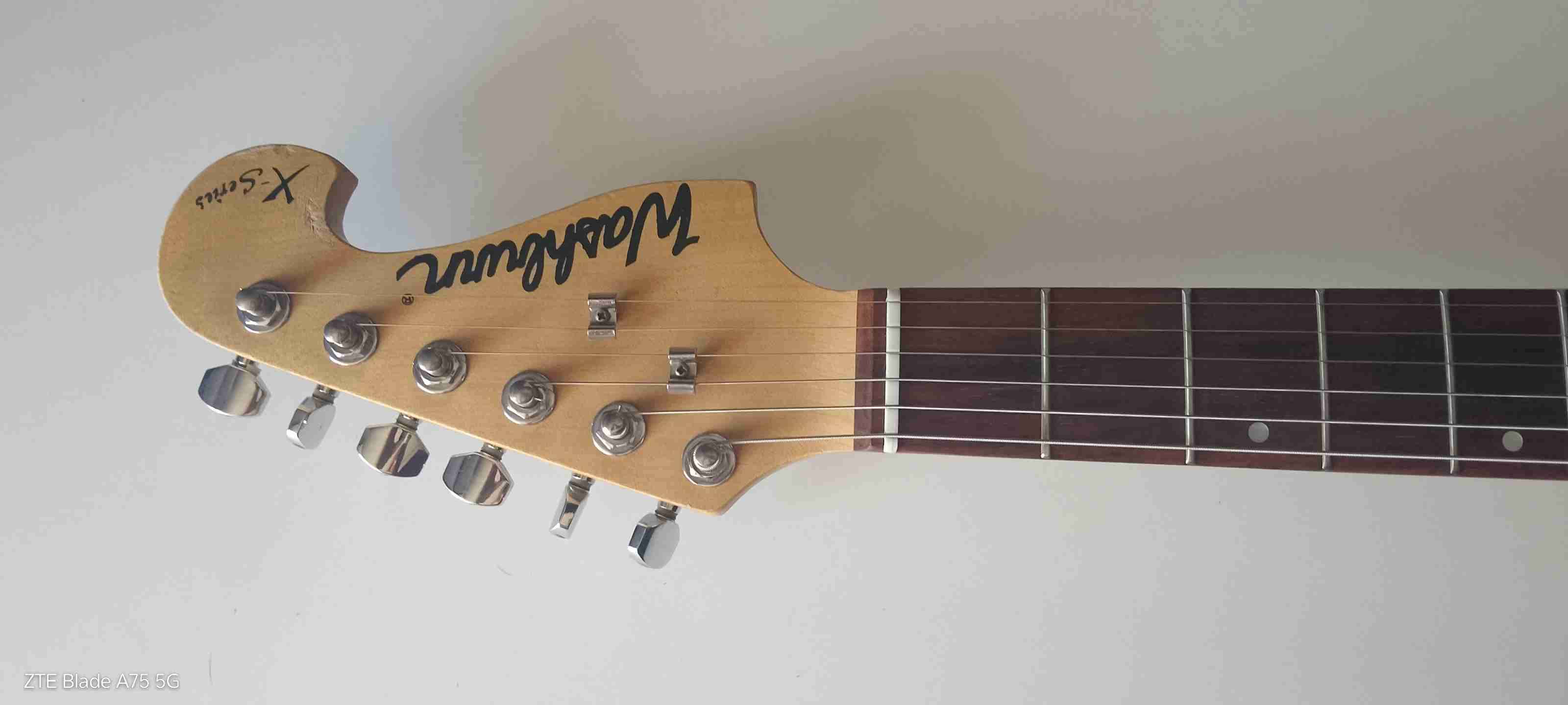 Guitarra eléctrica negra Washburn - miniatura 3