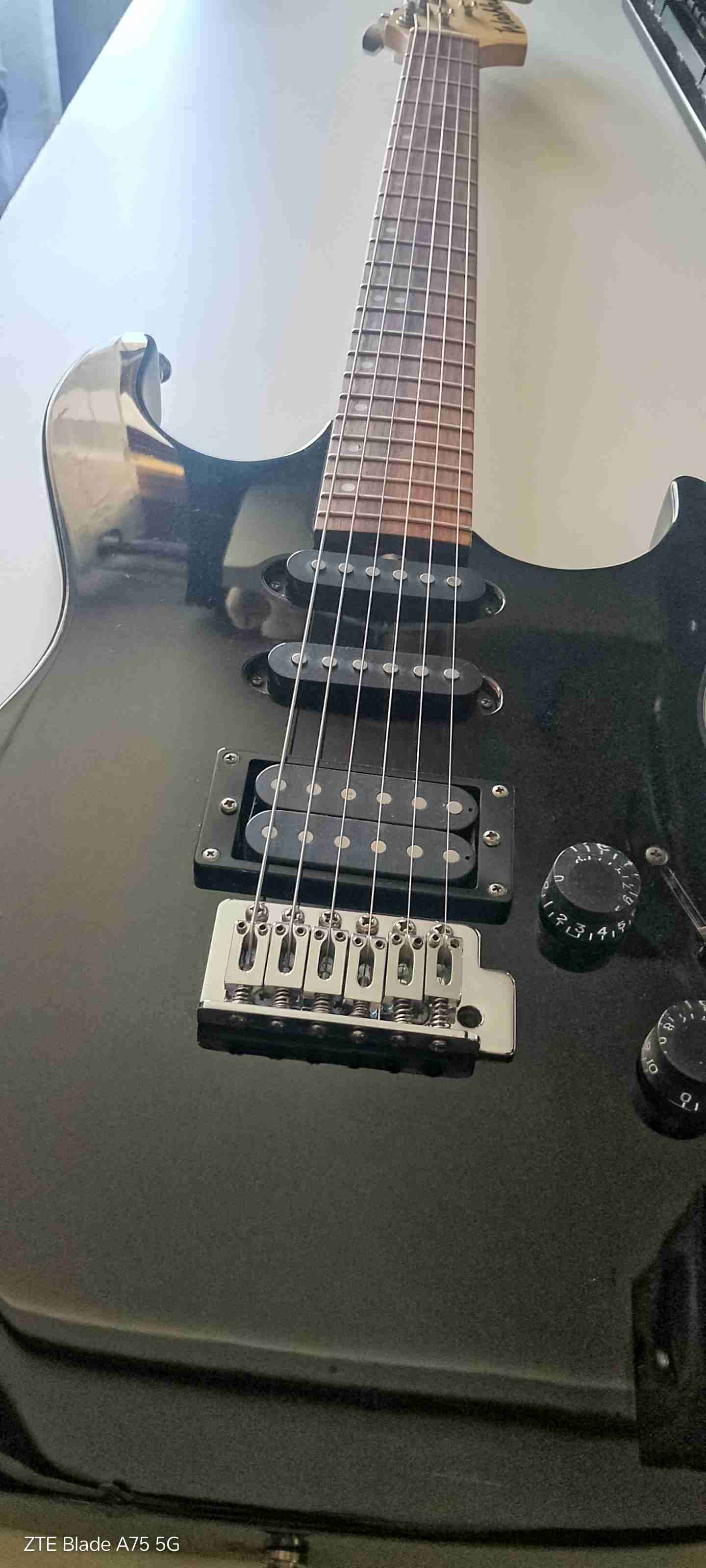 Guitarra eléctrica negra Washburn - miniatura 4