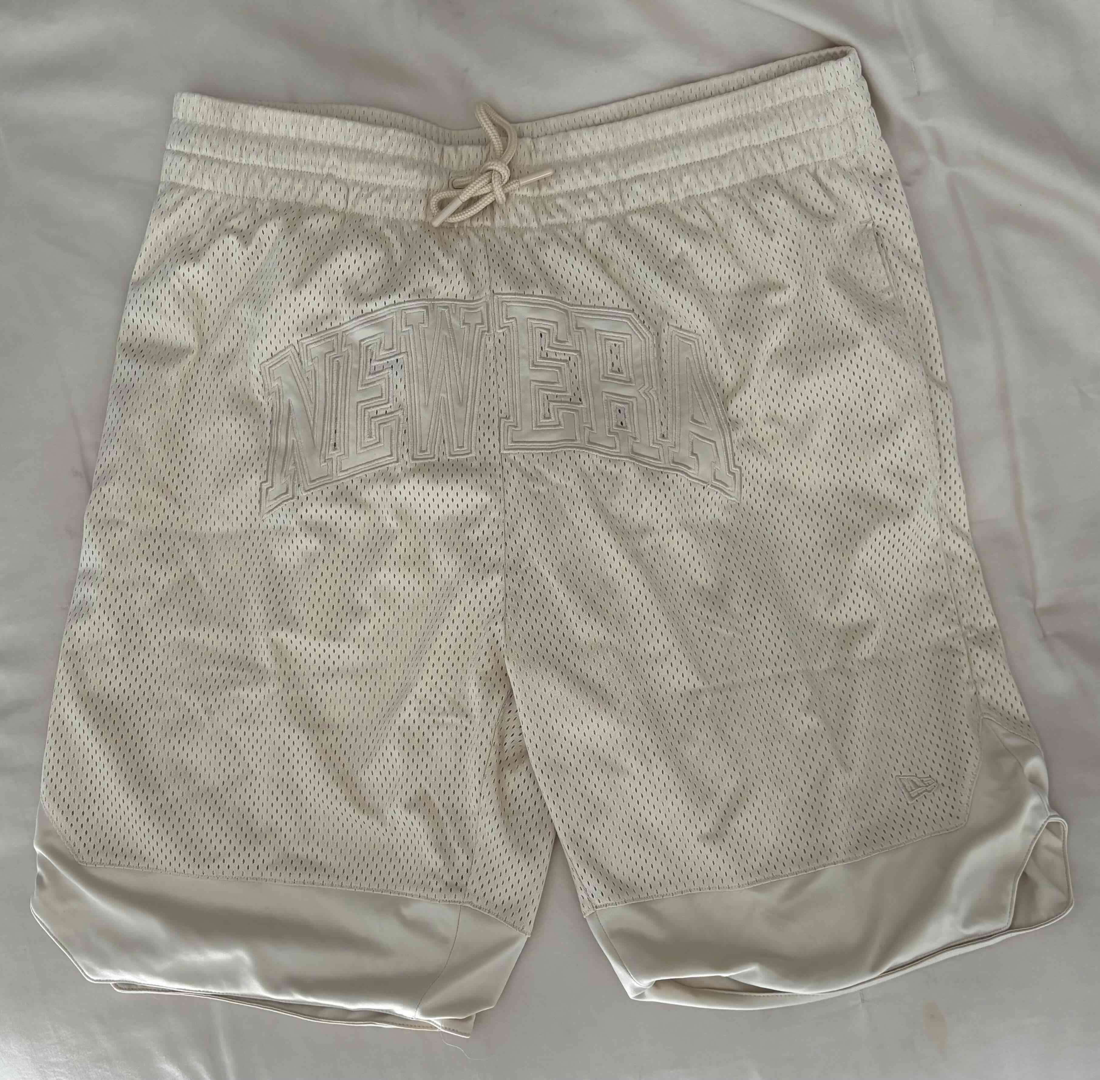Shorts deportivos New Era beige