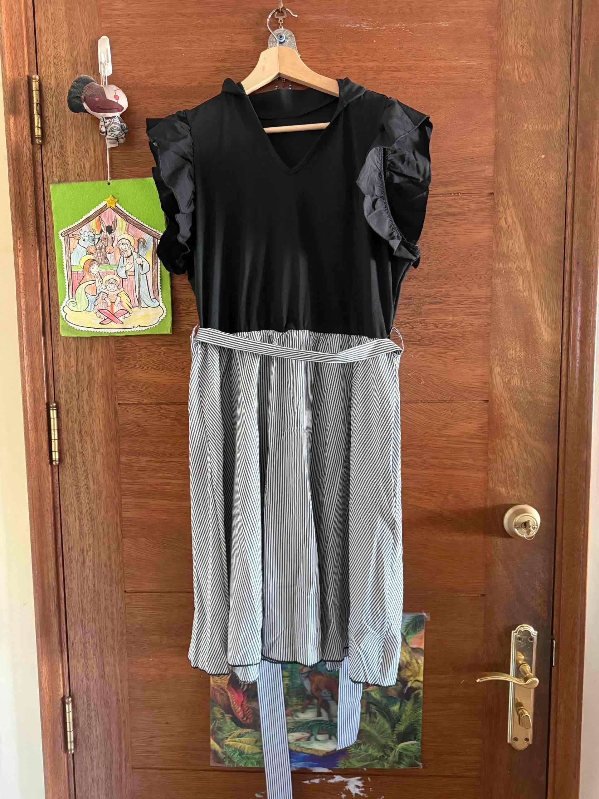 Vestido negro con falda a rayas - miniatura 2