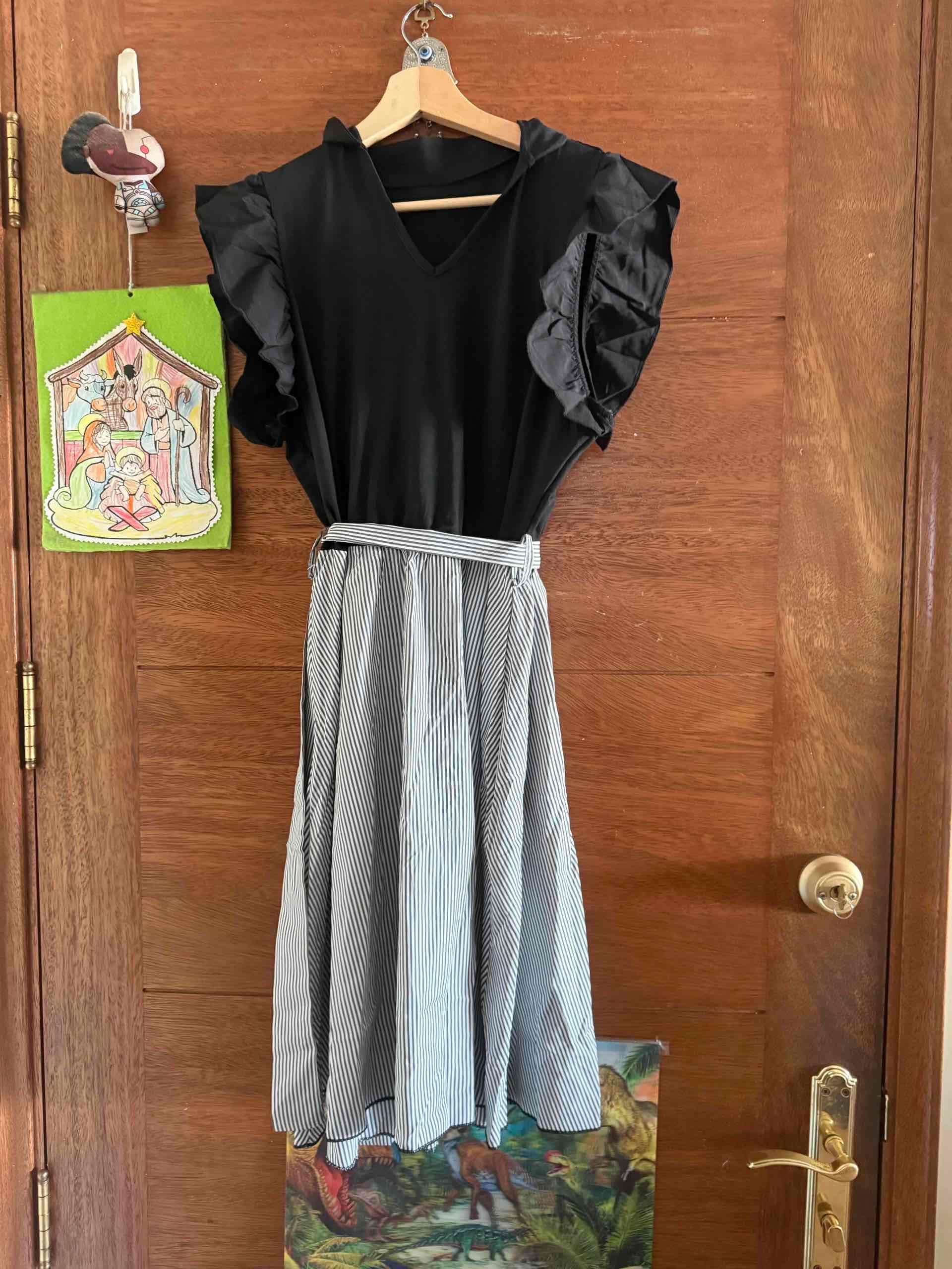 Vestido negro con falda a rayas - miniatura 3