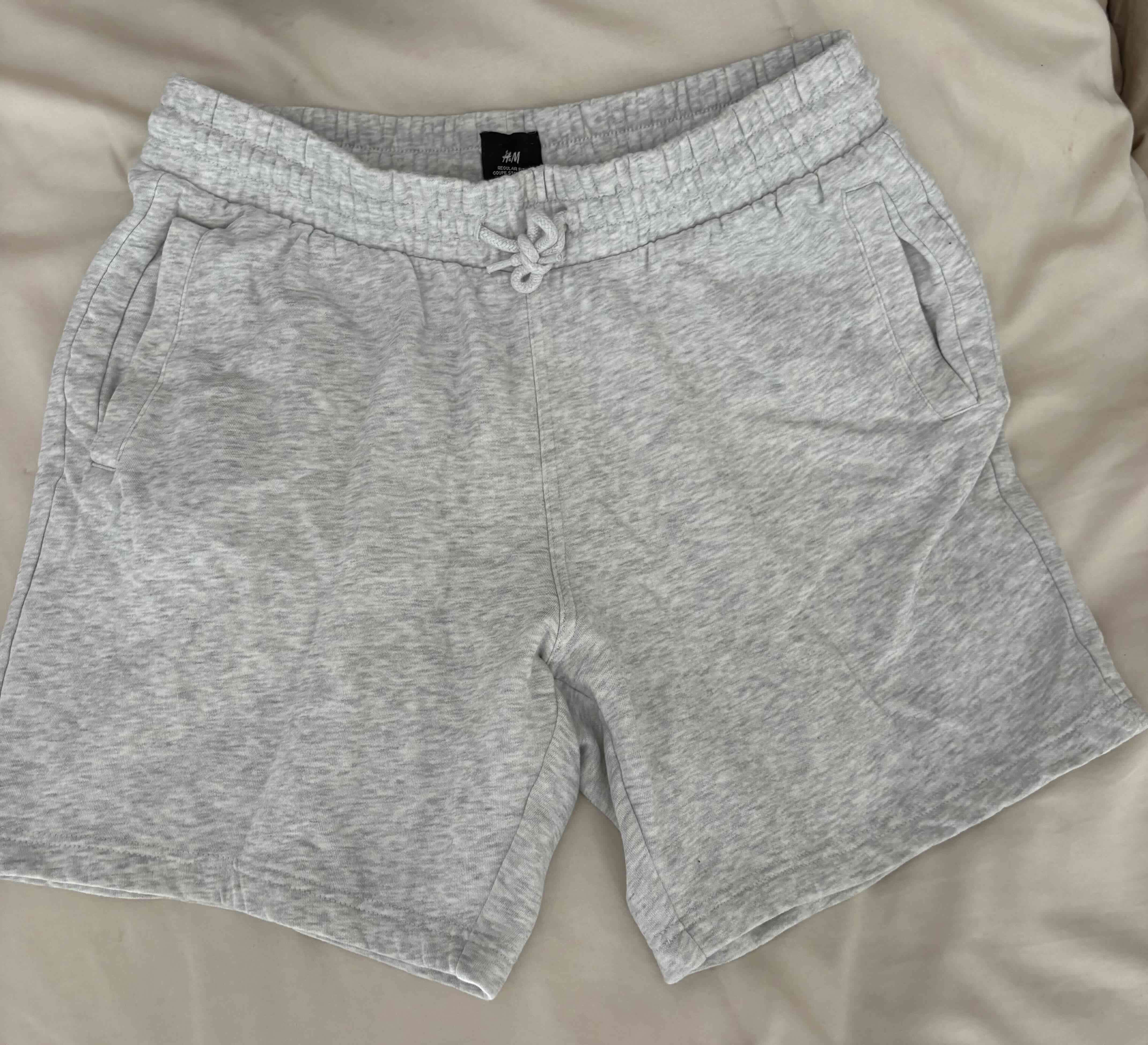 Shorts deportivos grises - miniatura 2