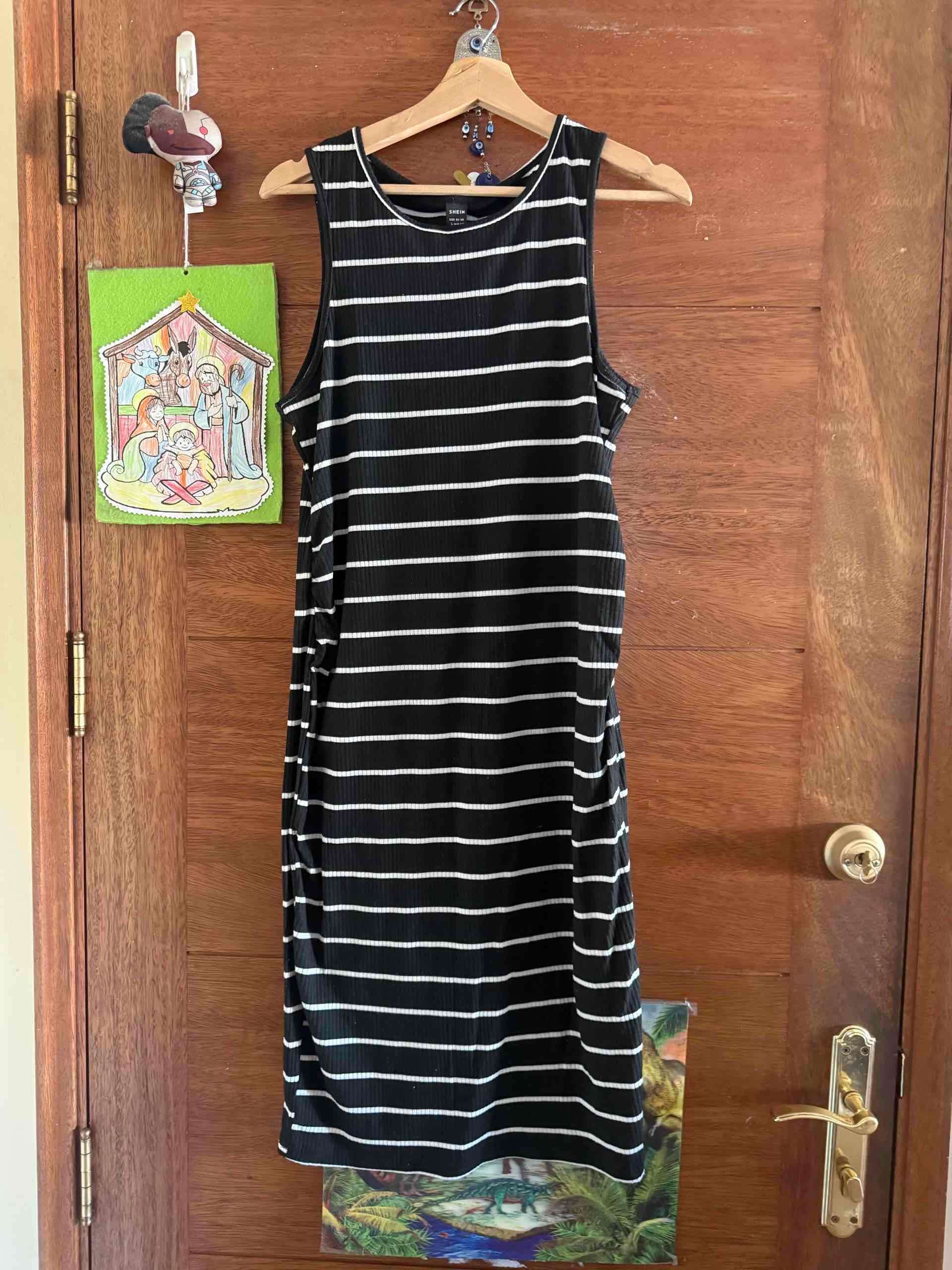 Vestido negro a rayas