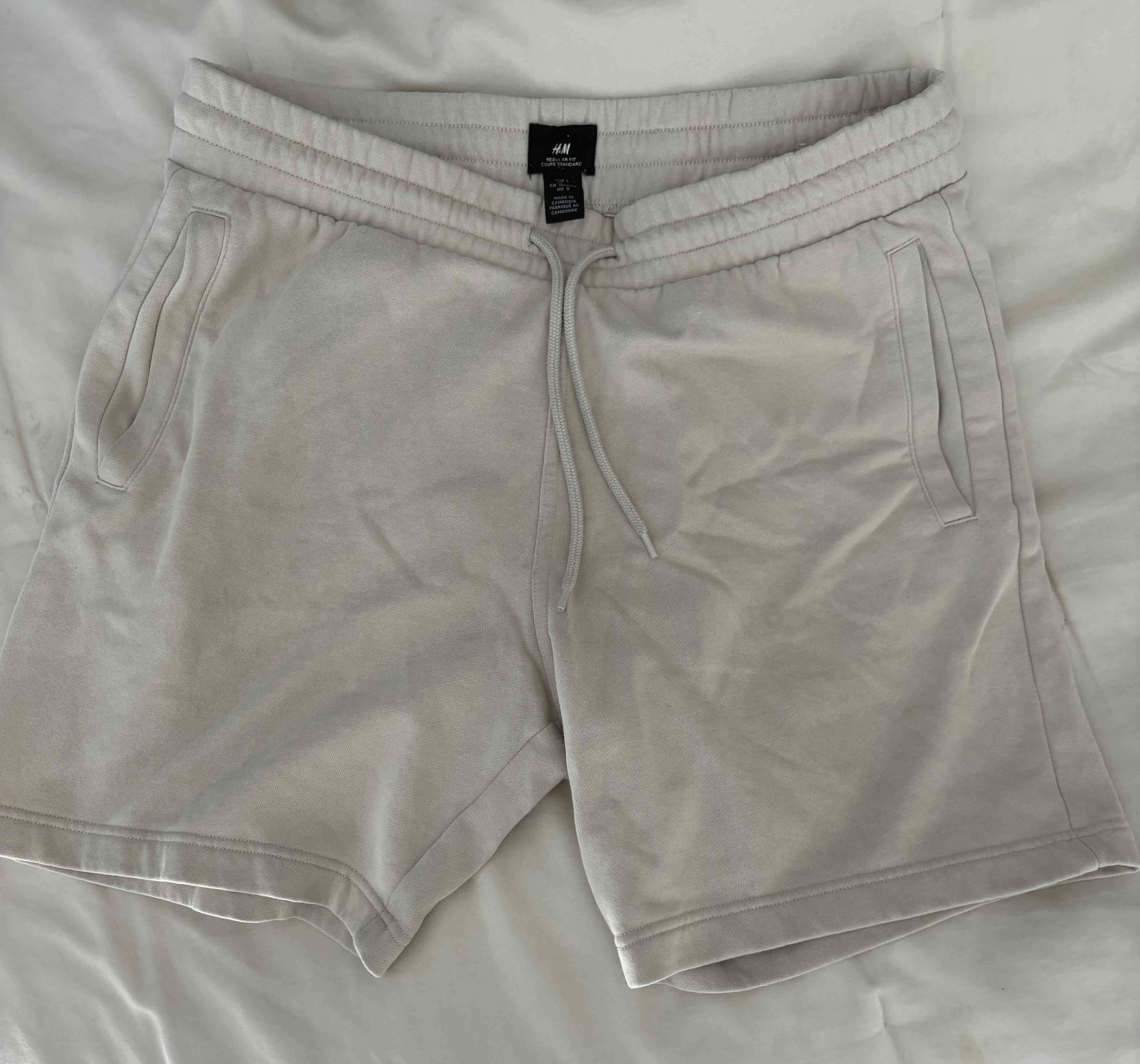 Shorts deportivos gris claro