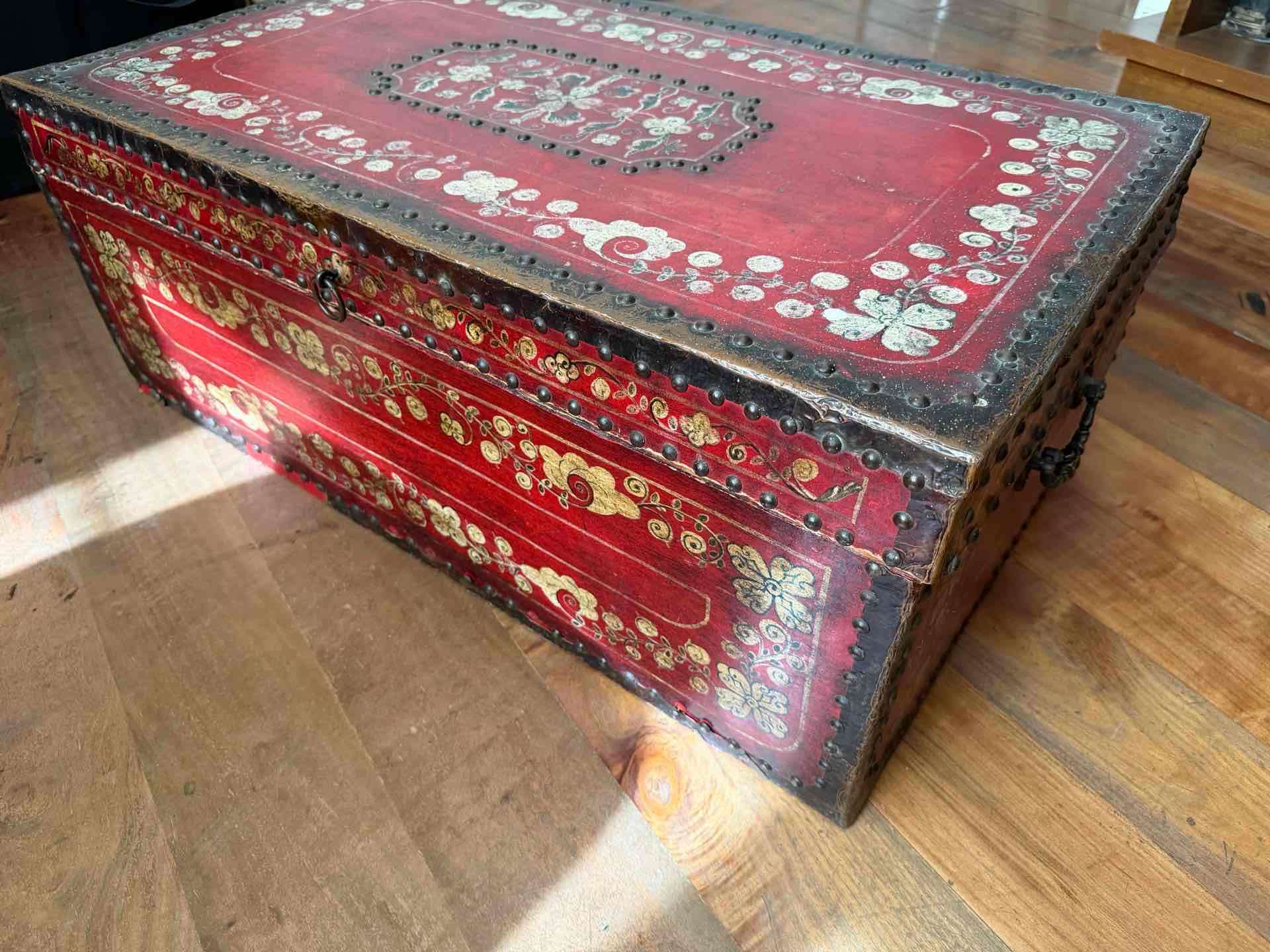 Baúl decorativo de madera rojo - 1