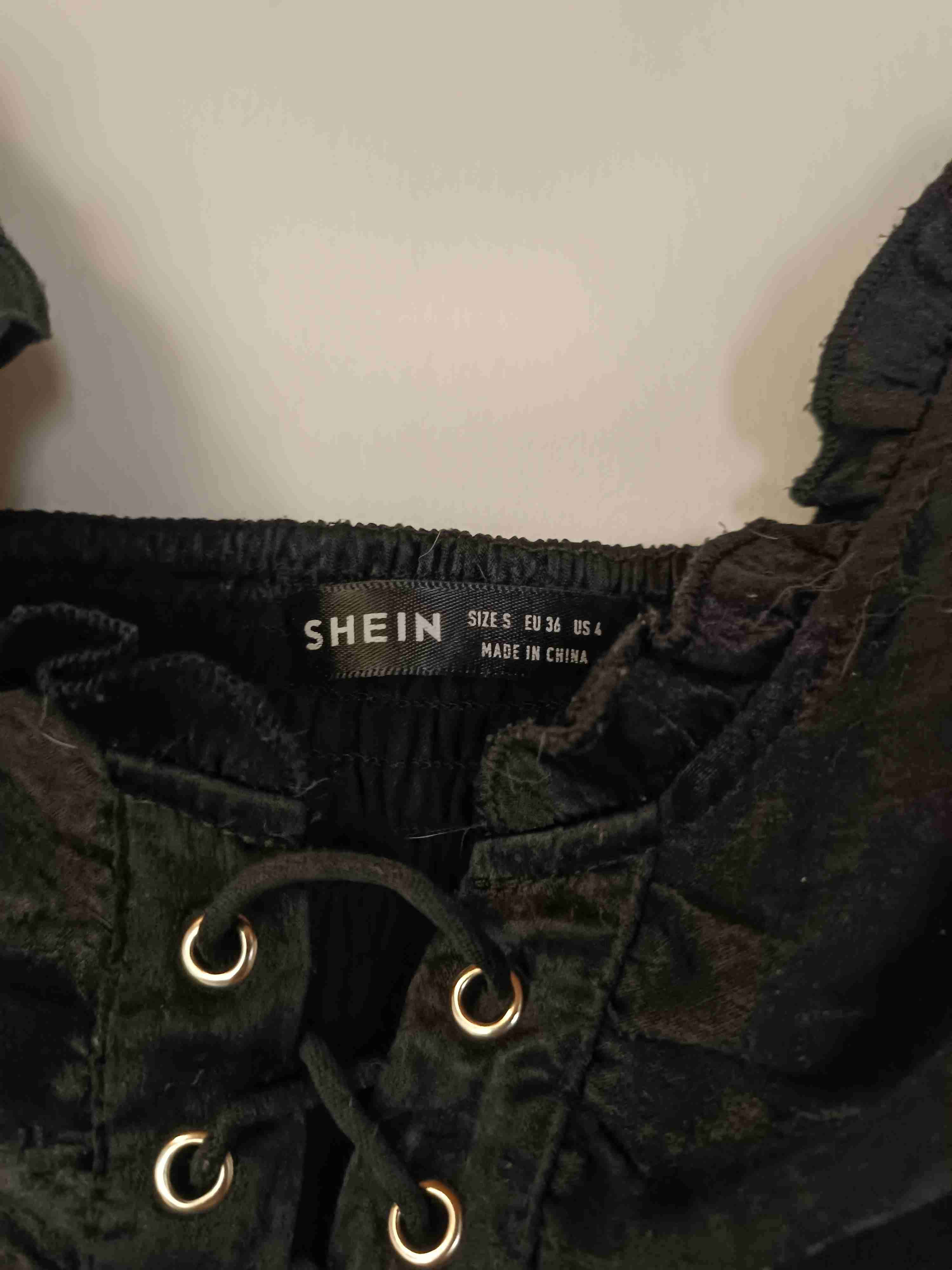 Top negro con tirantes delgados - miniatura 2