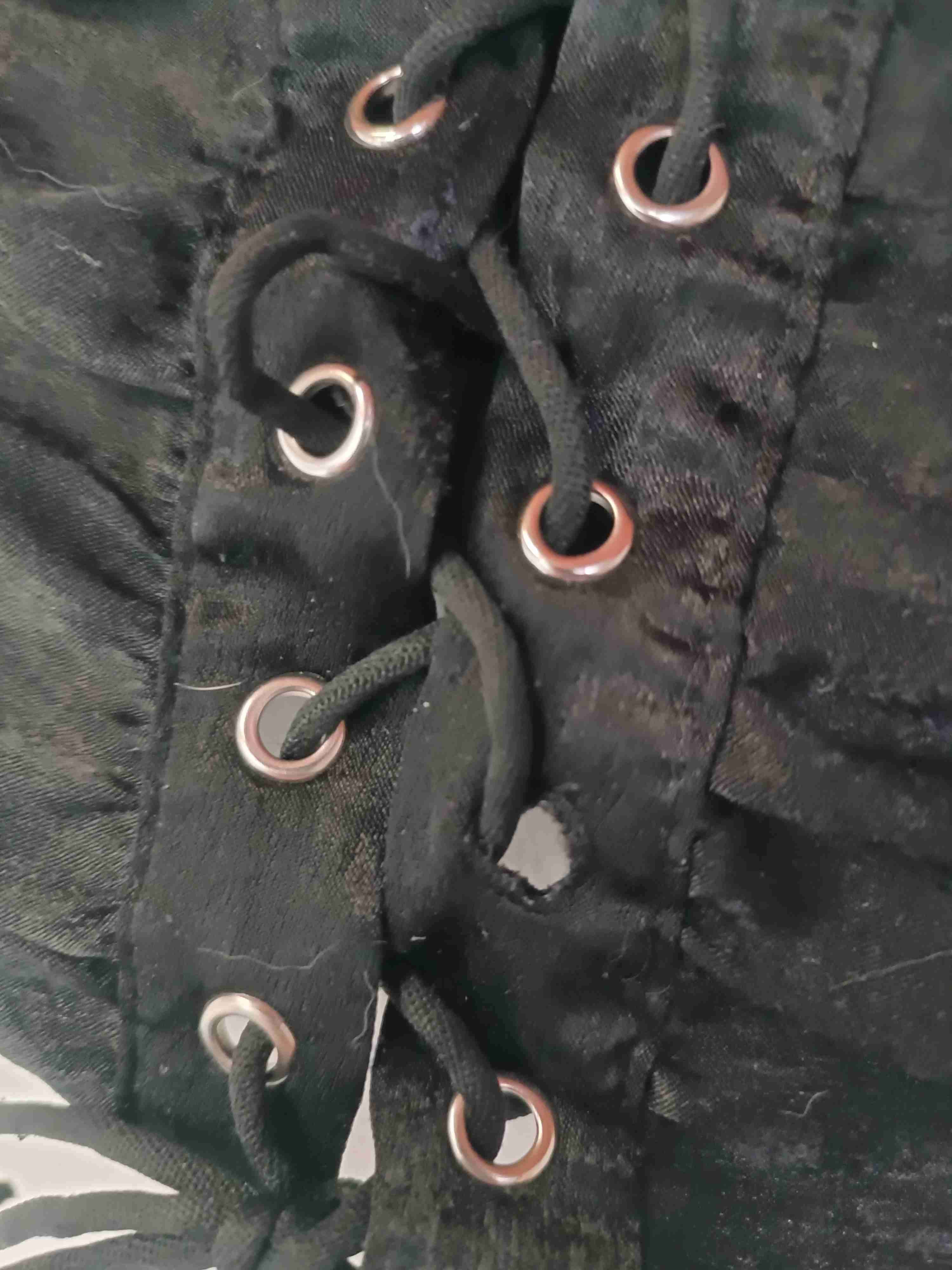 Top negro con tirantes delgados - miniatura 3