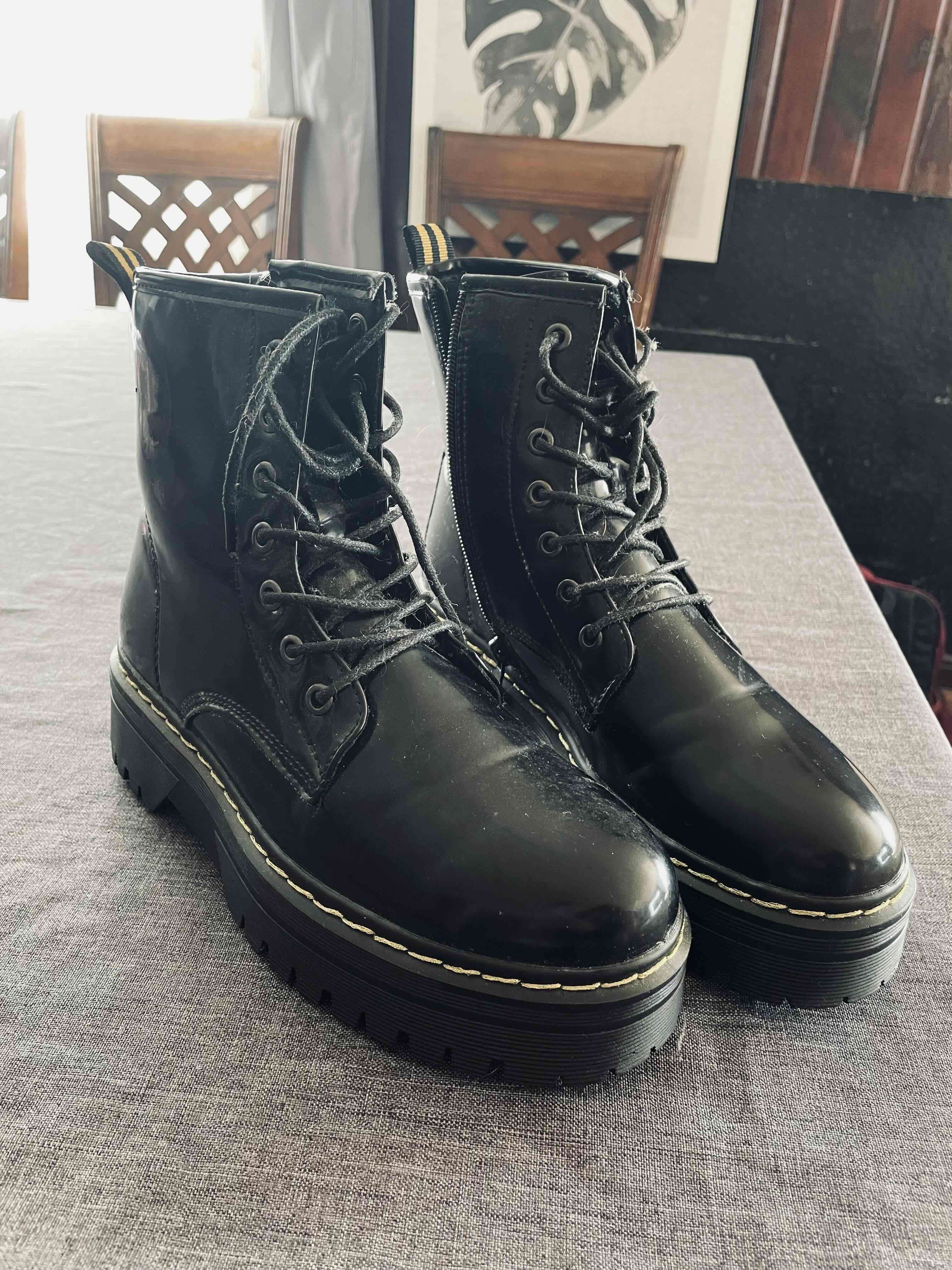 Botines negros de ecocuero