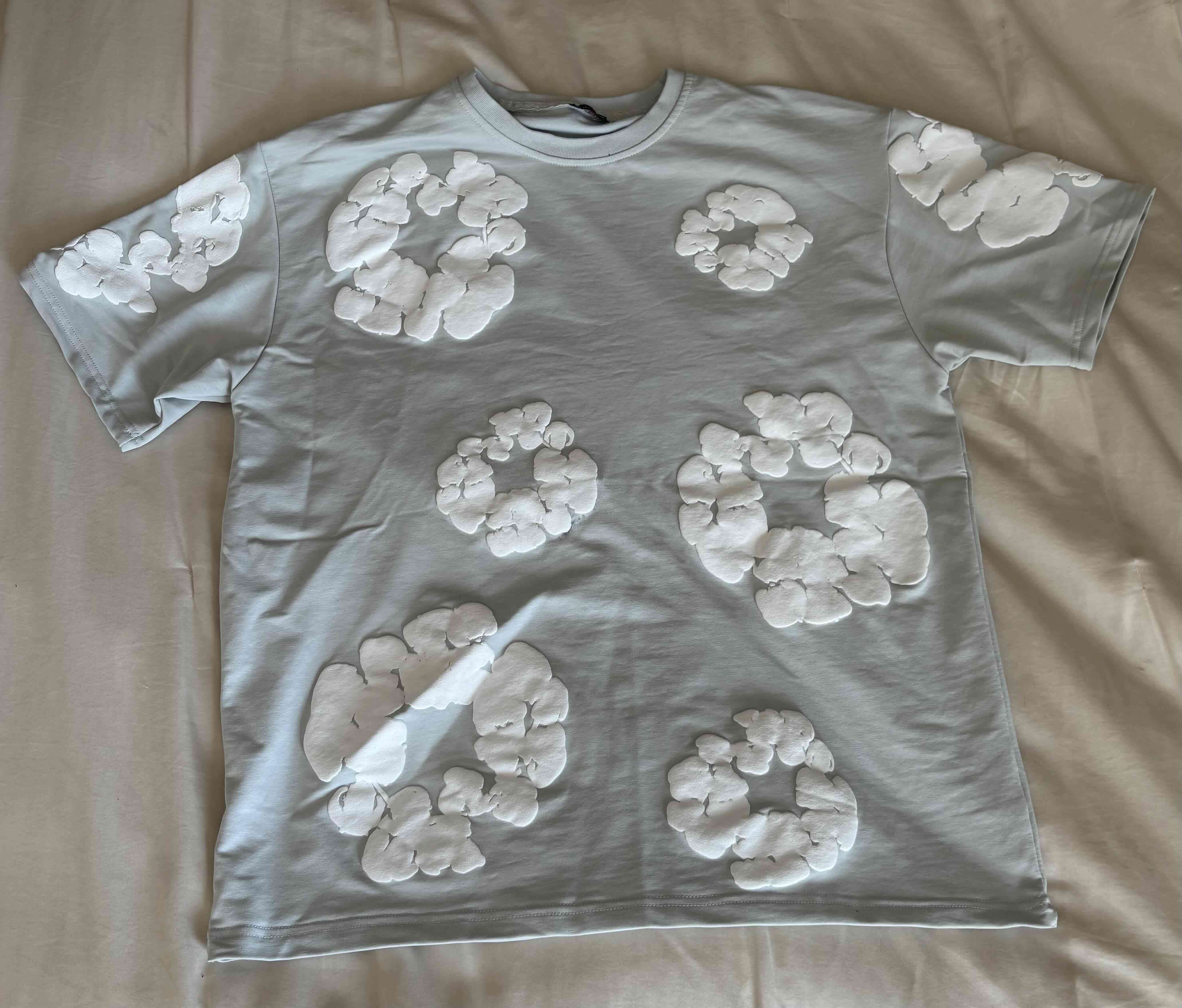 Polera gris con diseño en relieve