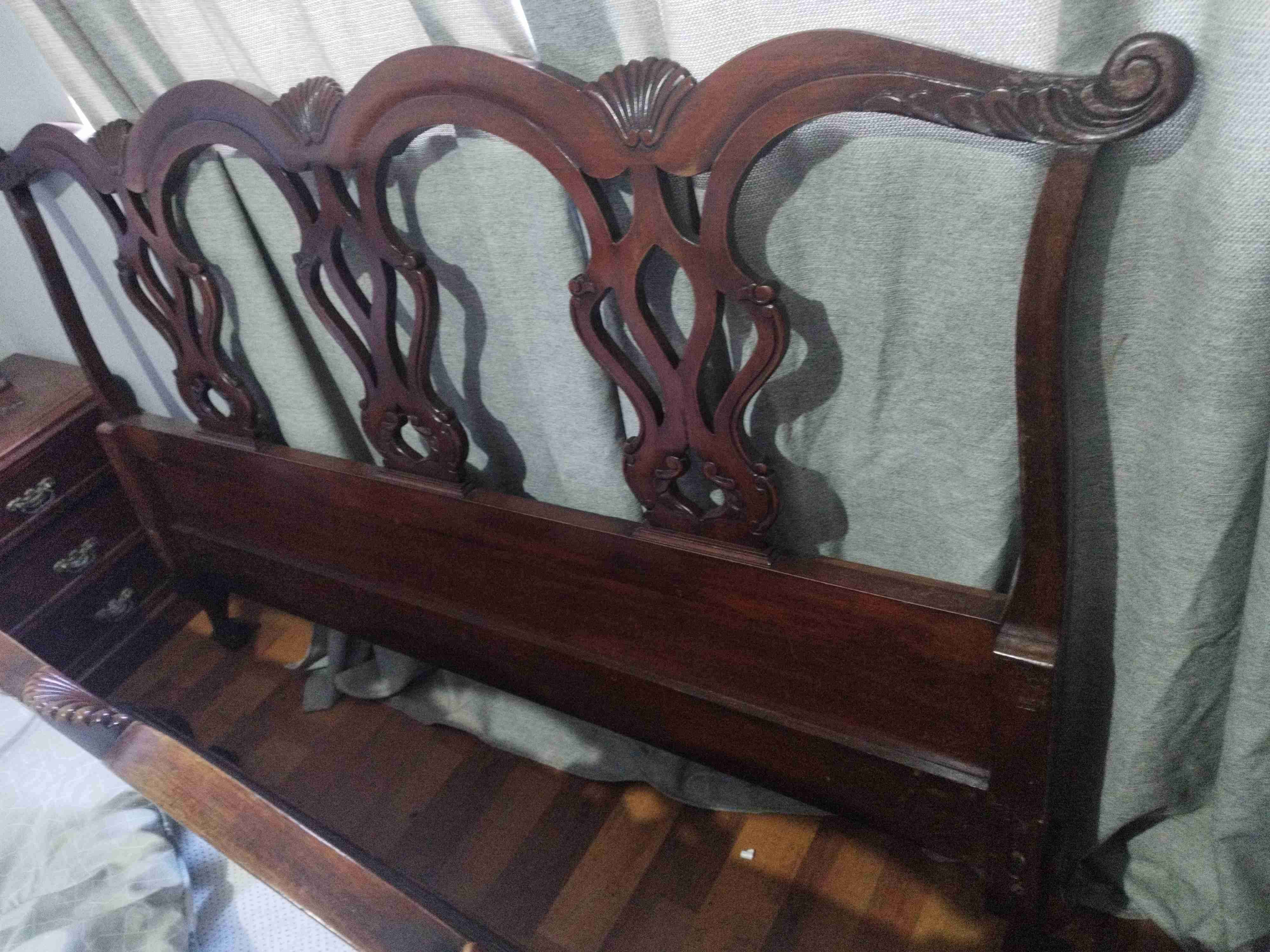 Respaldar de cama de madera tallada