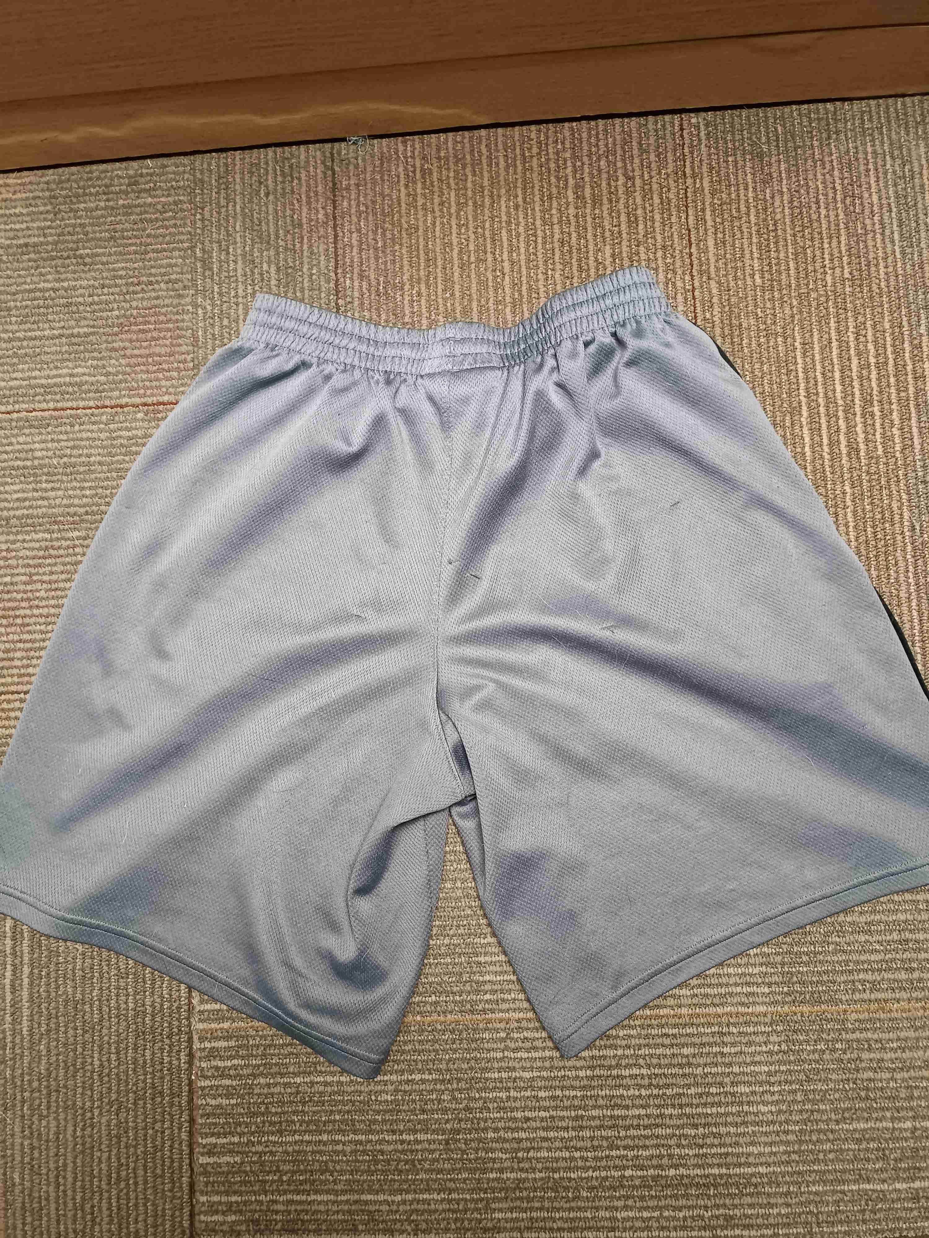 Shorts deportivos grises Under Armour - miniatura 3