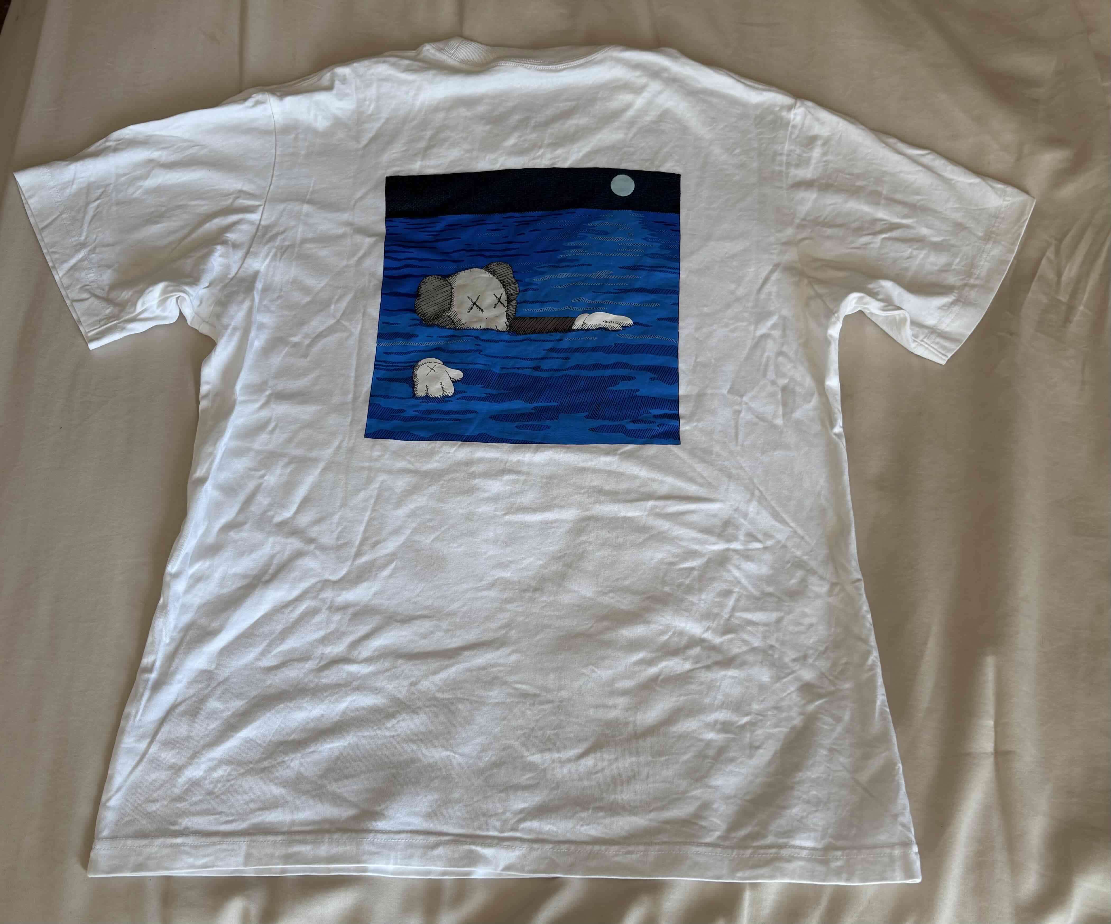 Polera blanca con diseño gráfico - 1