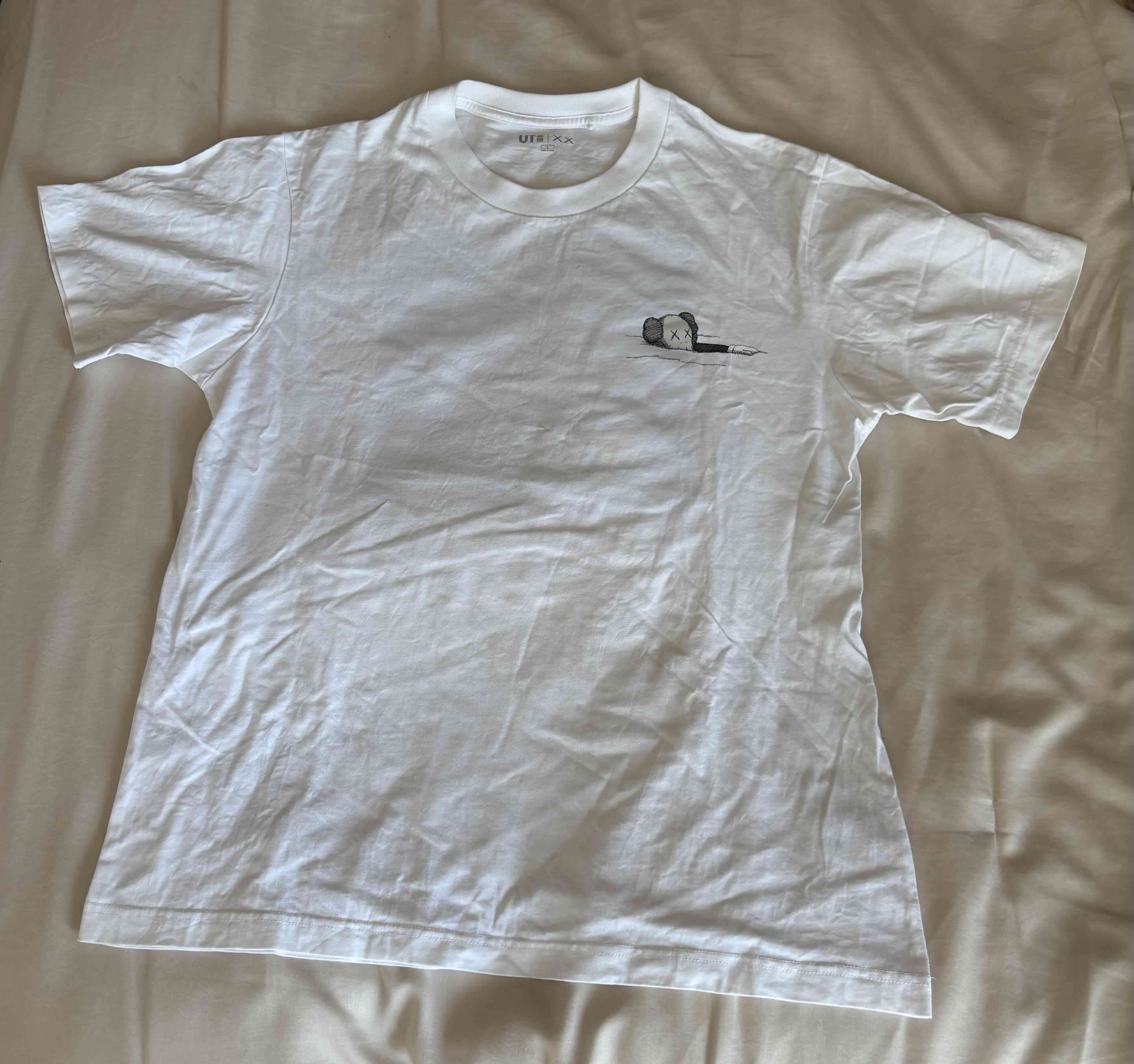Polera blanca con diseño gráfico - 2