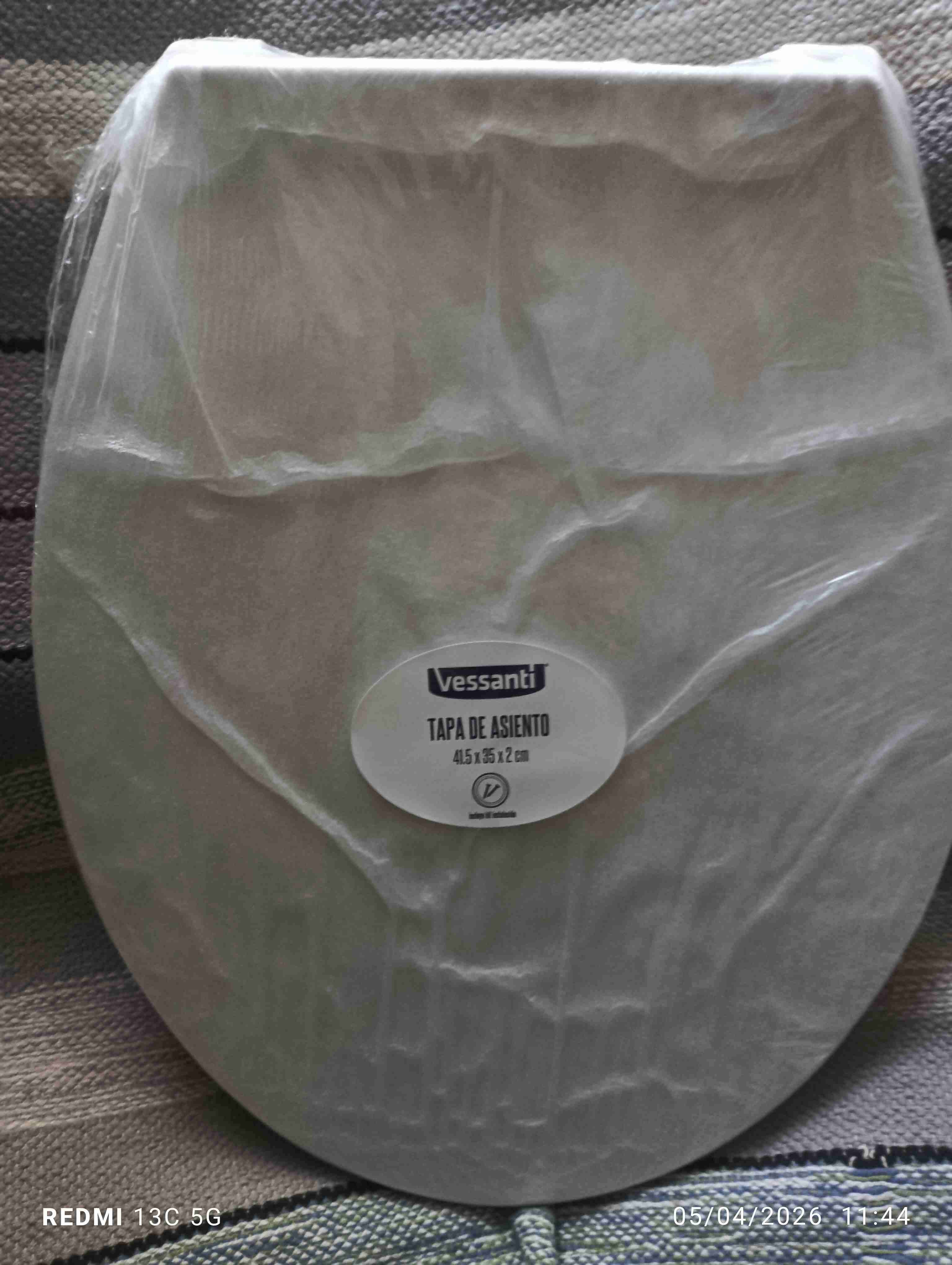 Asiento de inodoro blanco con tapa - miniatura 2