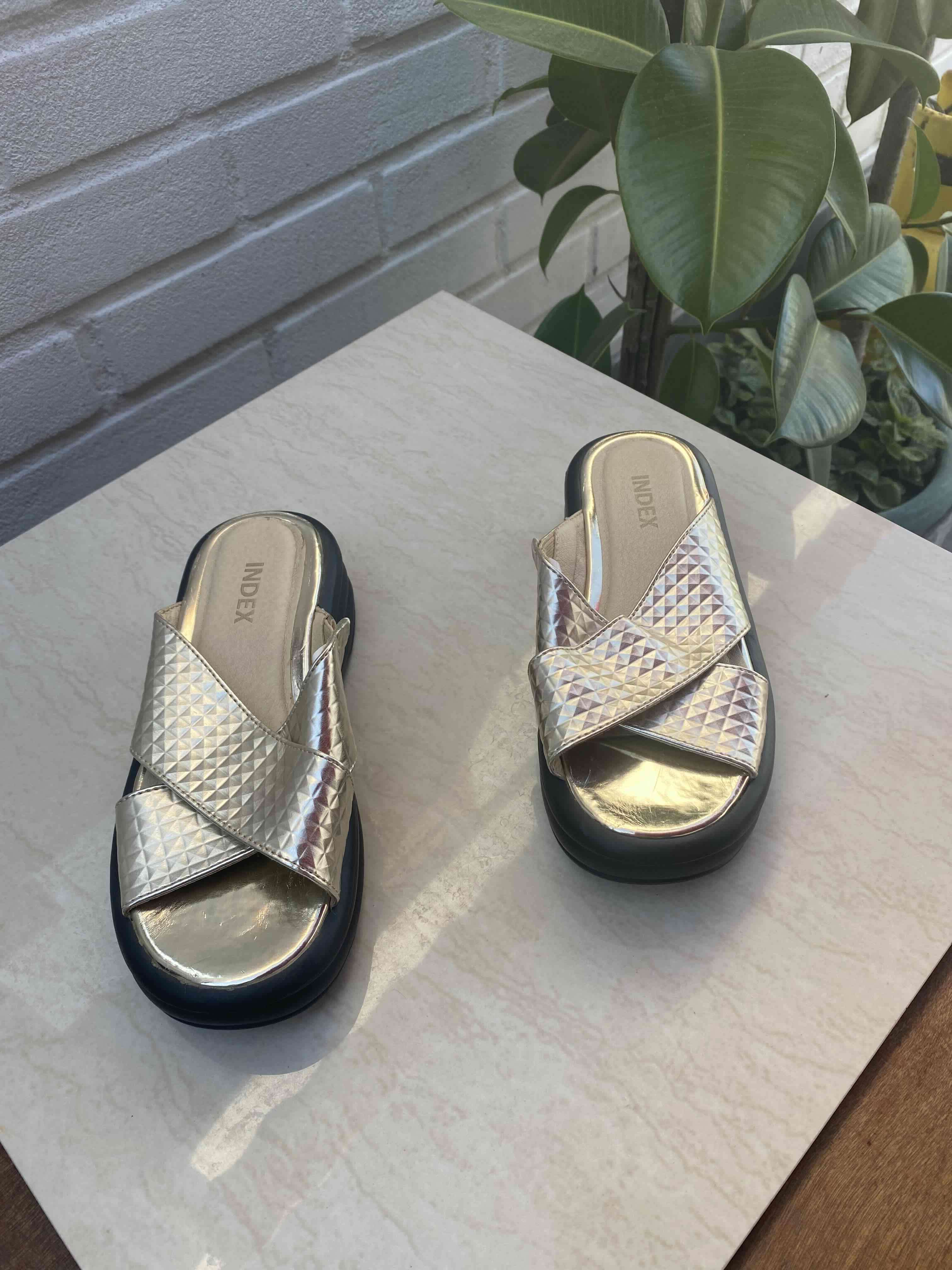 Sandalias doradas nuevas - miniatura 2