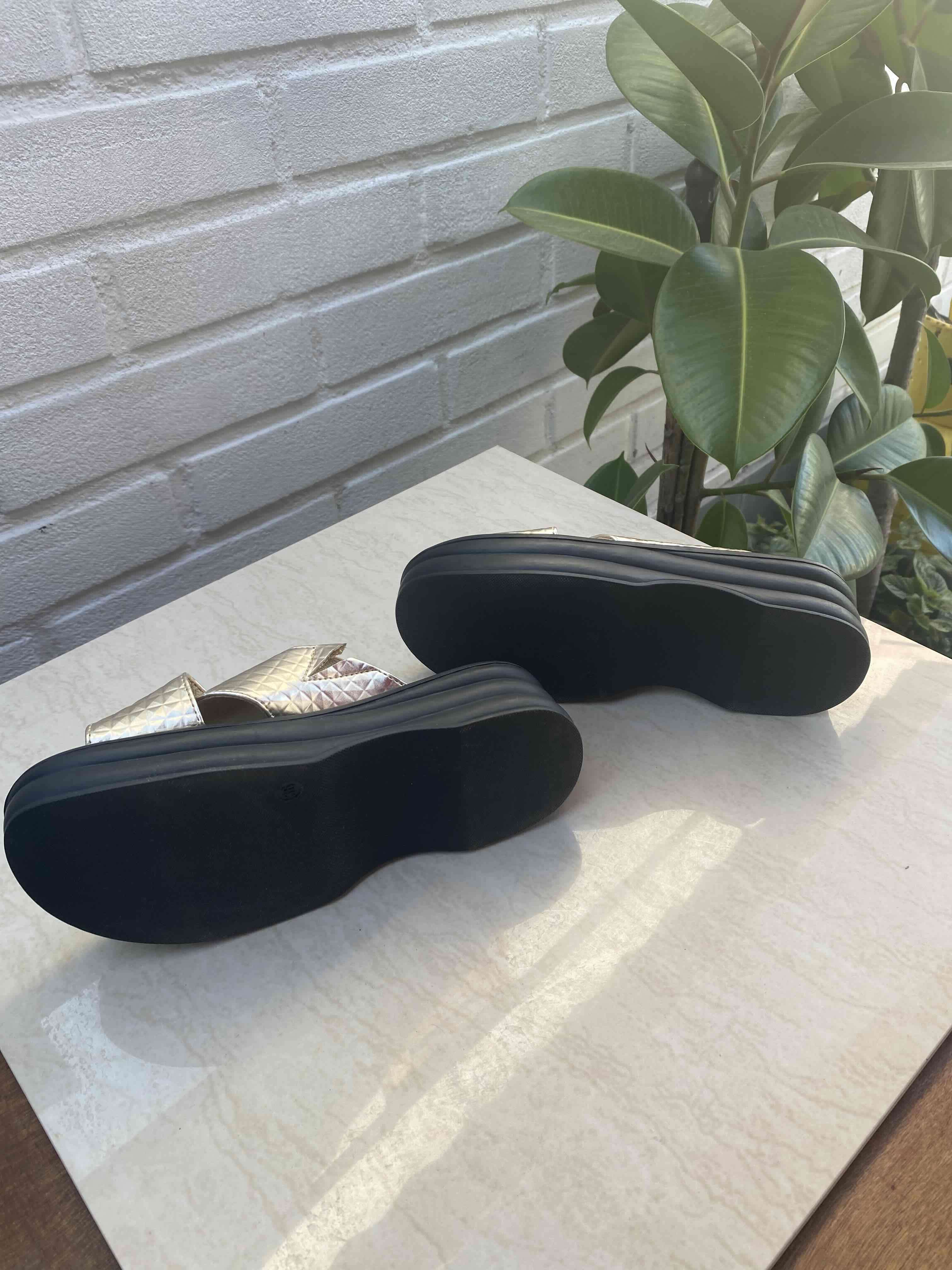 Sandalias doradas nuevas - miniatura 4