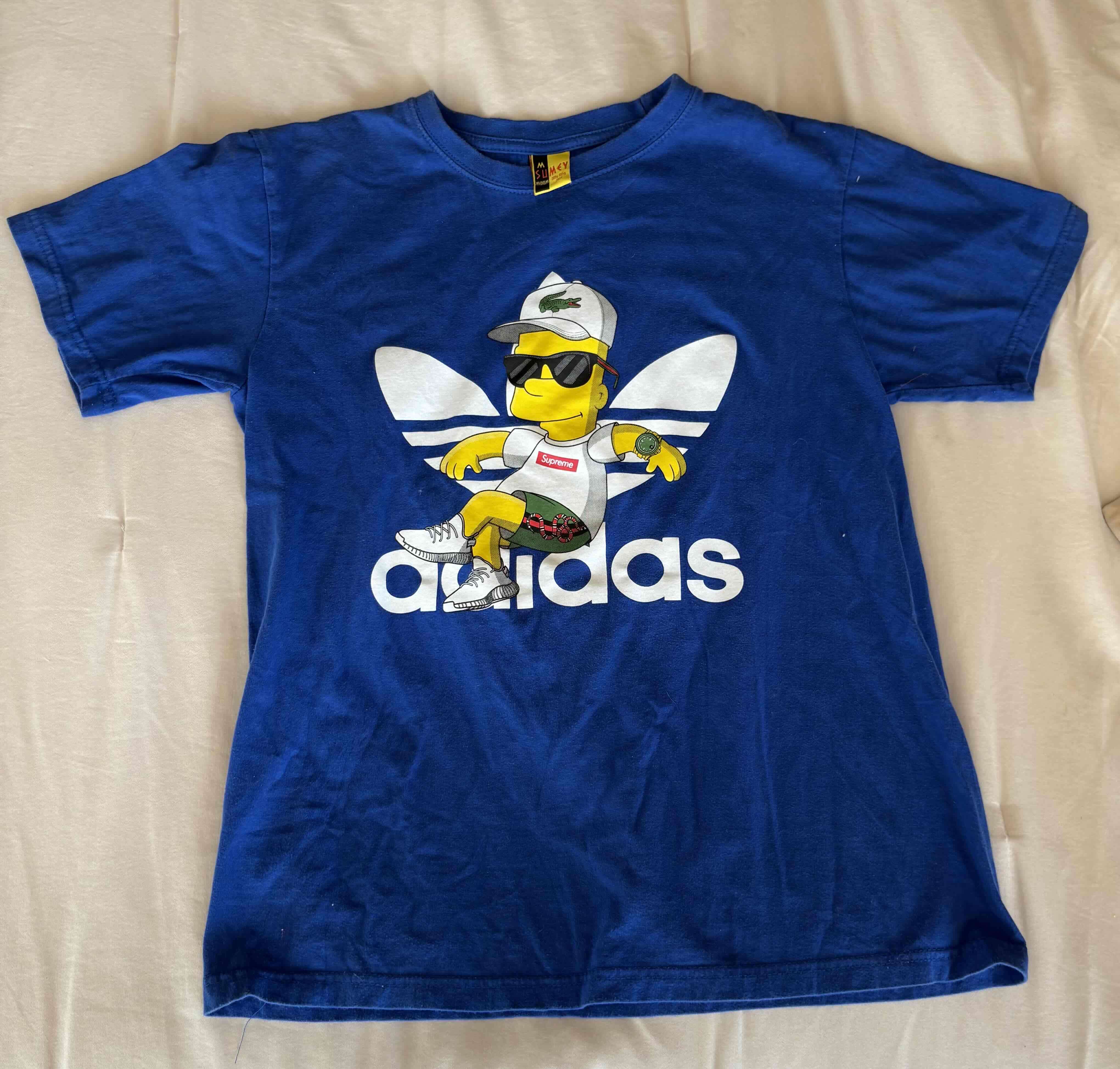 Polera azul Adidas estampada