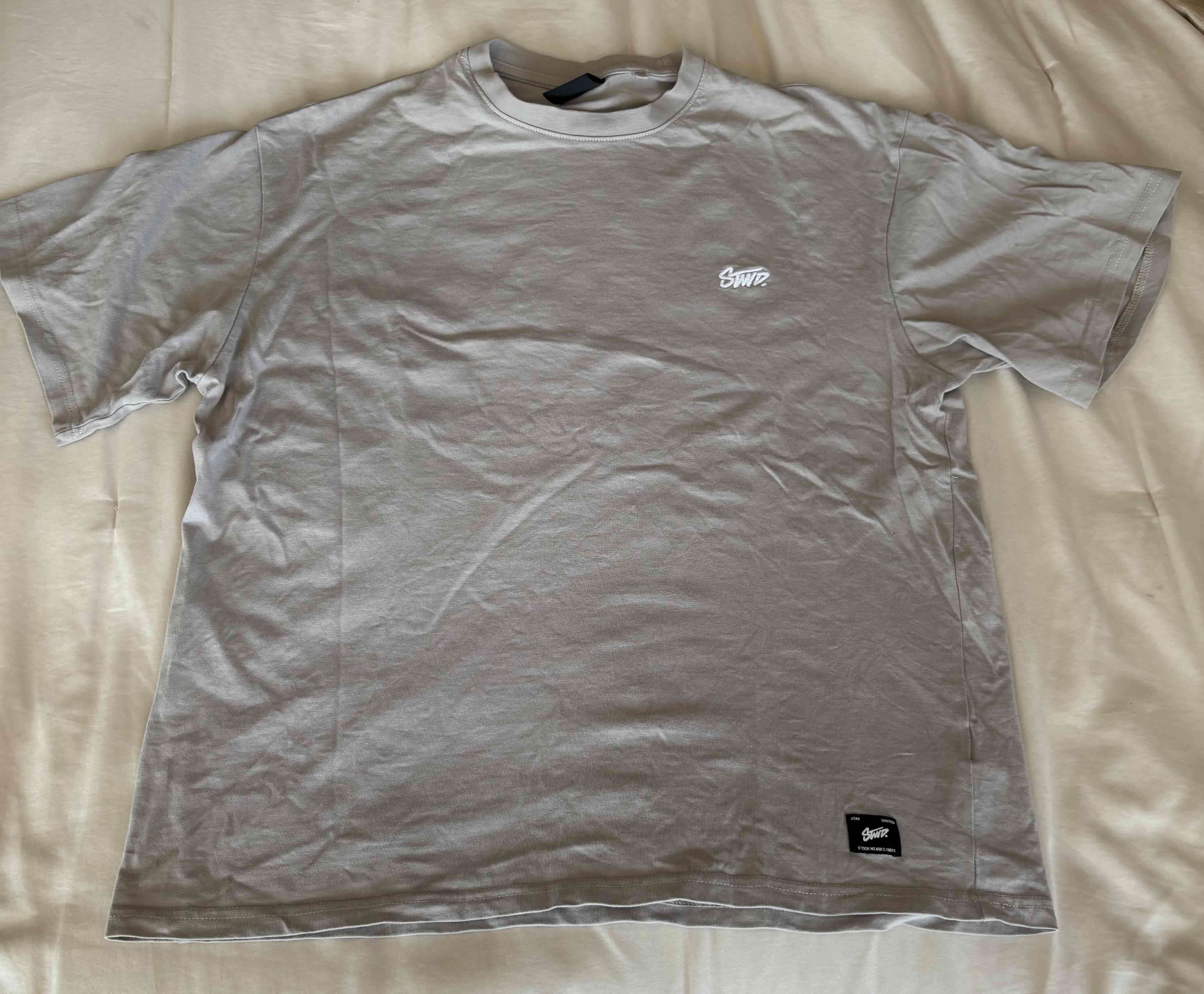Polera gris con logo blanco - 1
