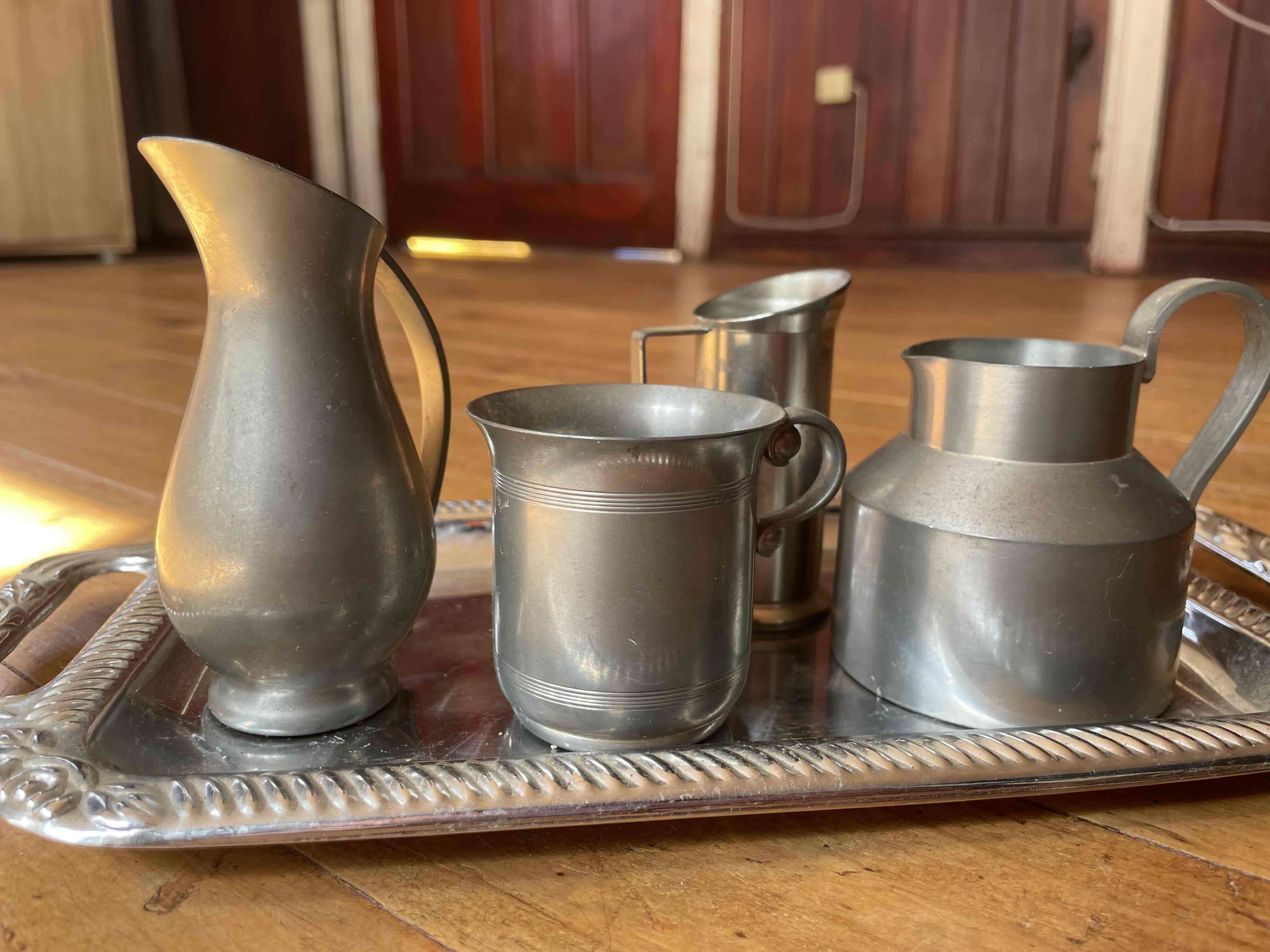 Juego de jarros de metal antiguos - miniatura 1