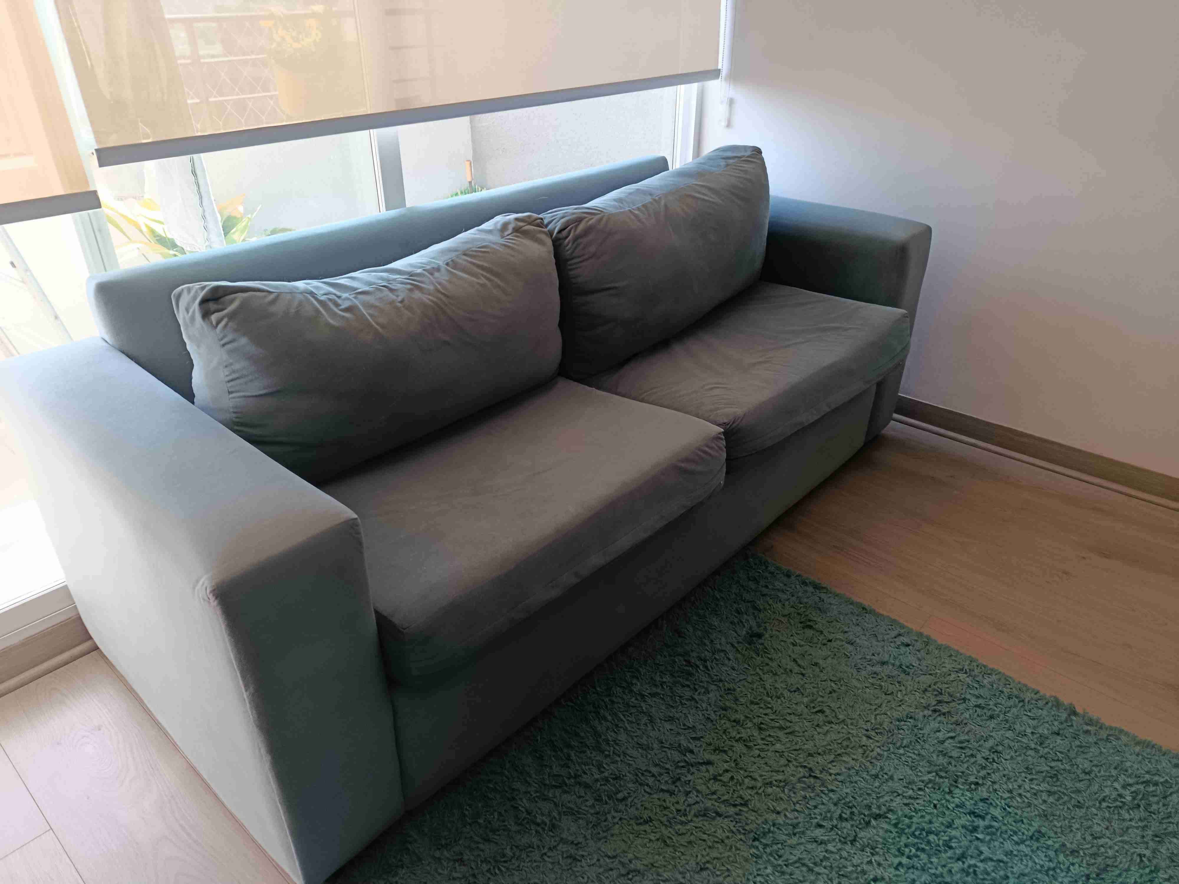 Sofá gris de dos plazas - 2