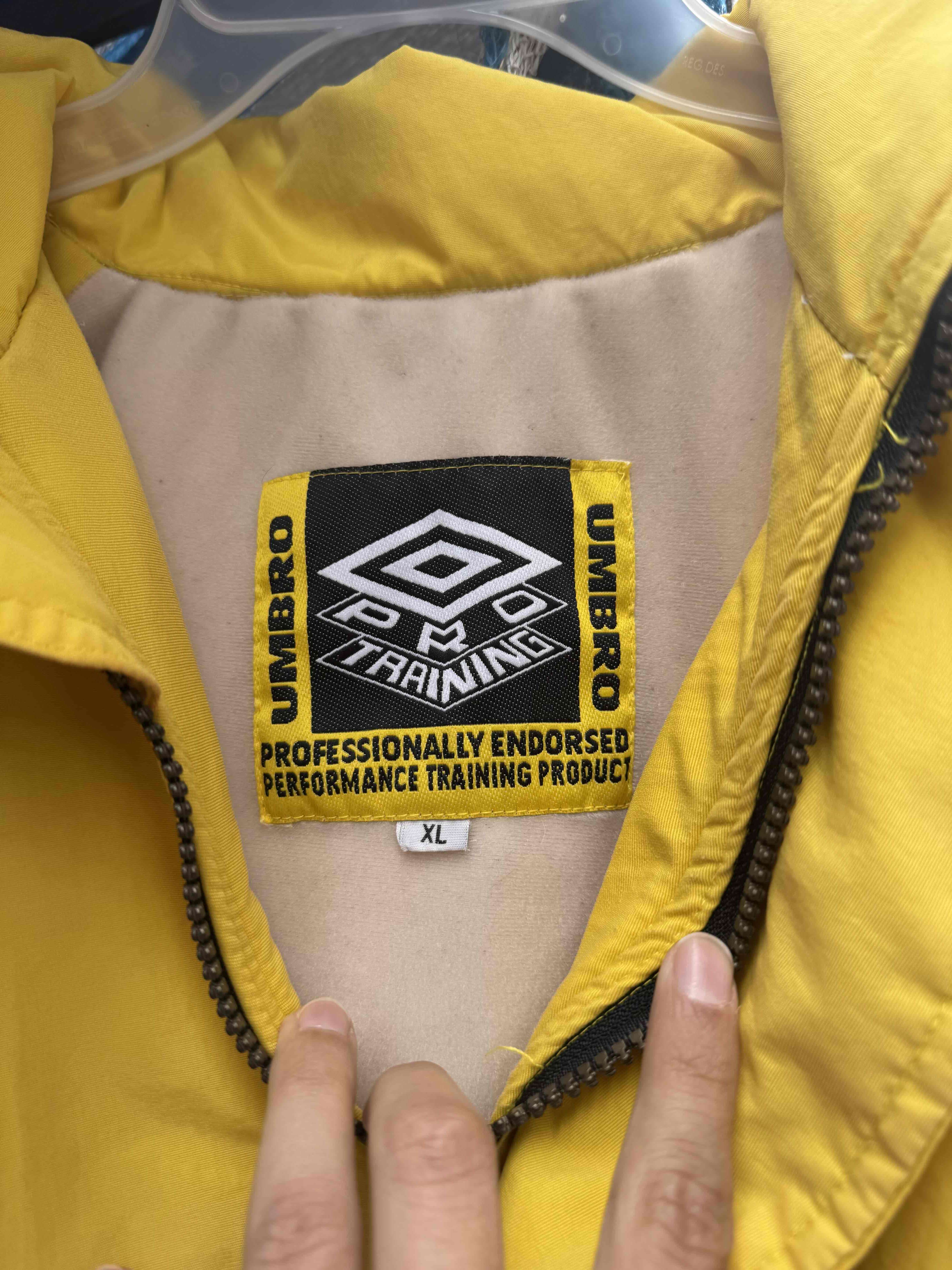 Cazadora deportiva Umbro amarilla y azul M - miniatura 3
