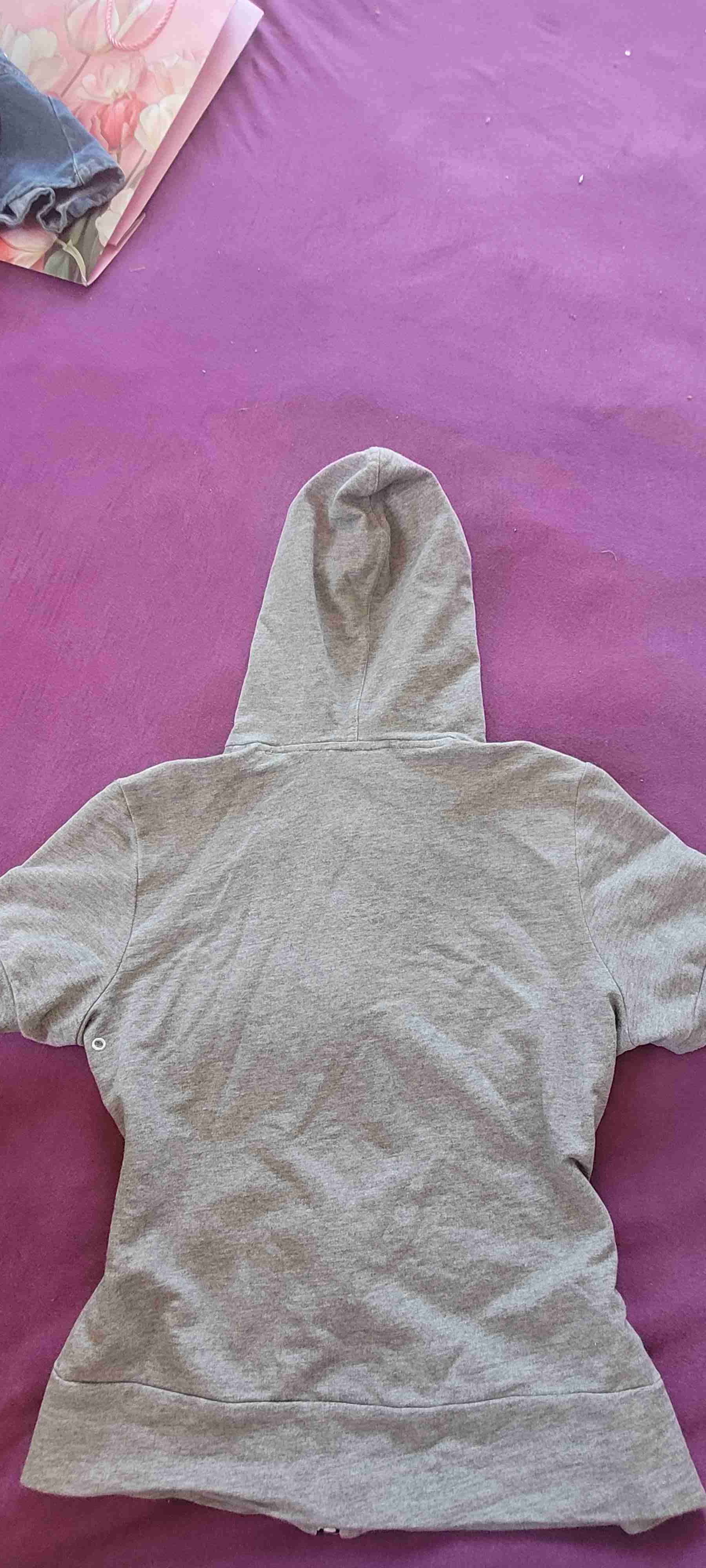 Polerón gris con capucha - 2