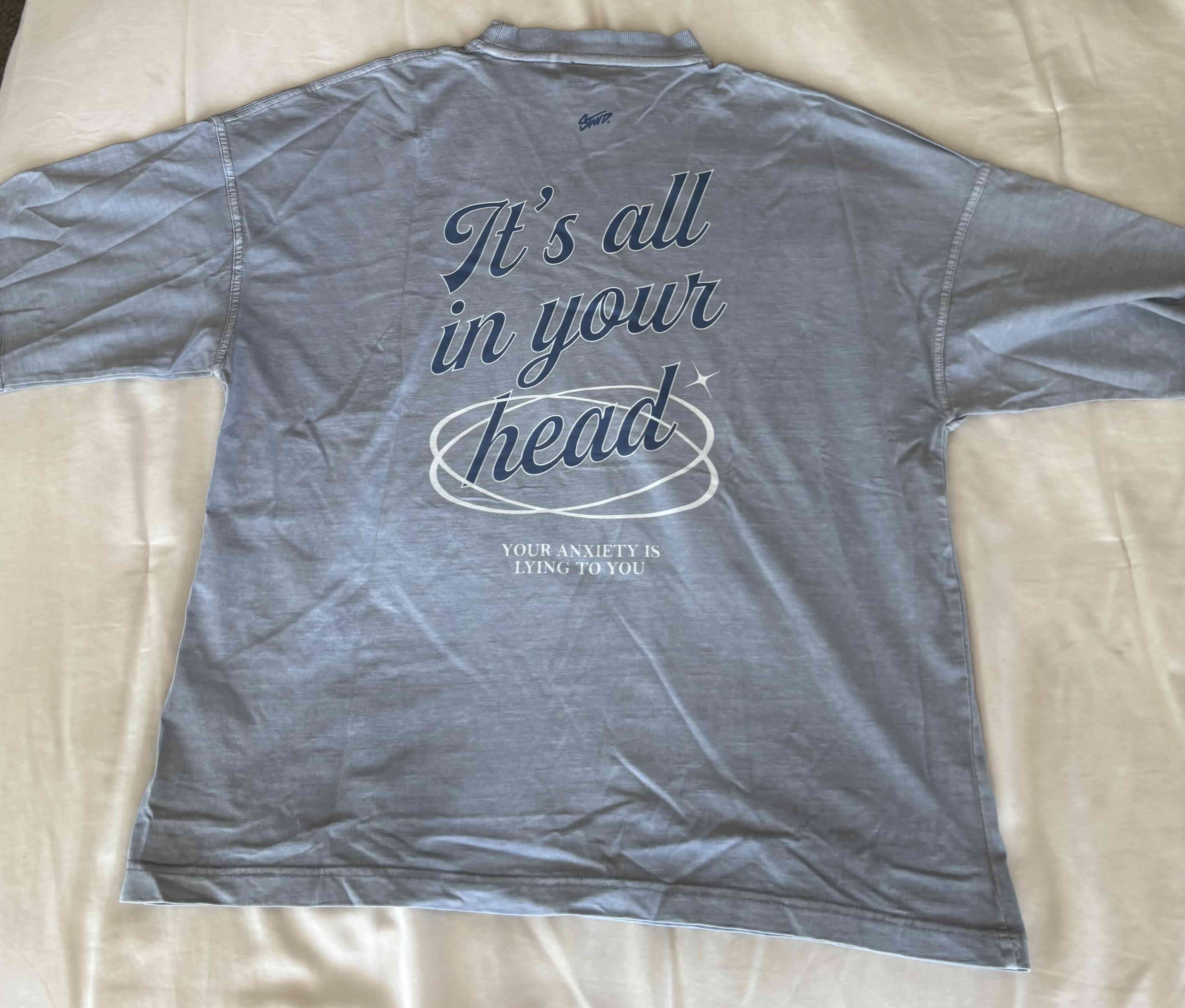 Polera gris con diseño gráfico - miniatura 2