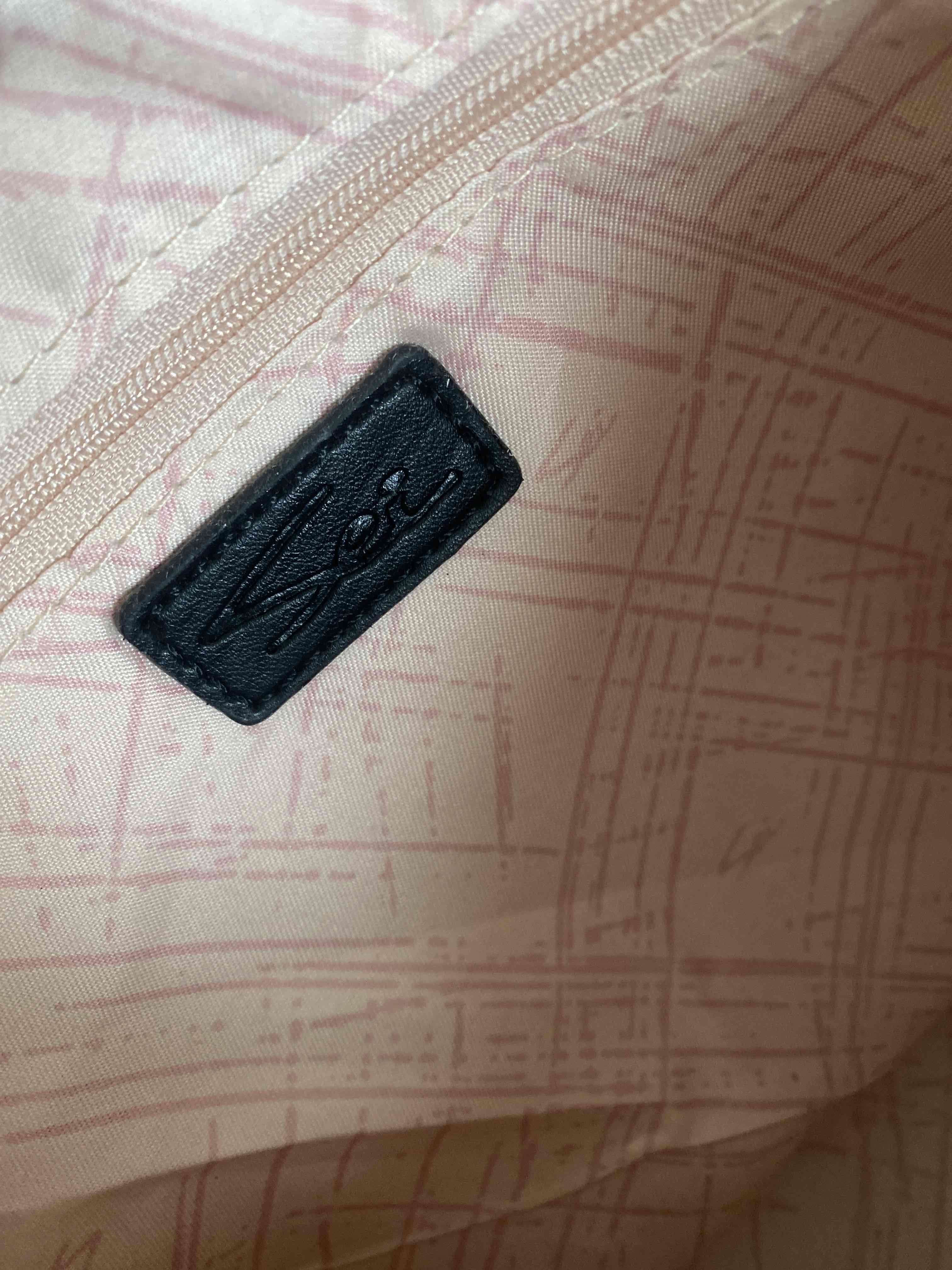 Cartera negra con diseño floral - miniatura 2