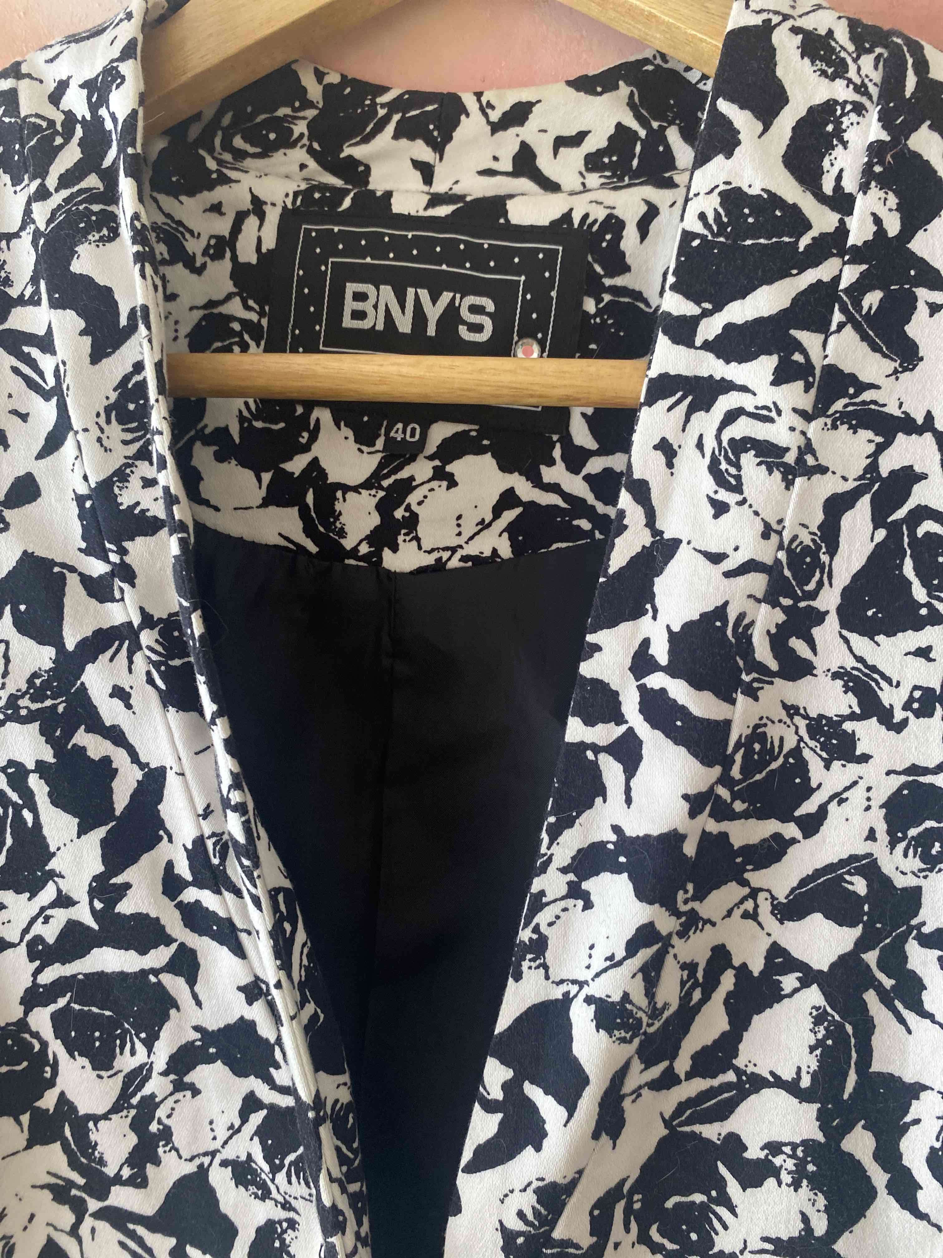 Blazer floreado en blanco y negro - miniatura 2