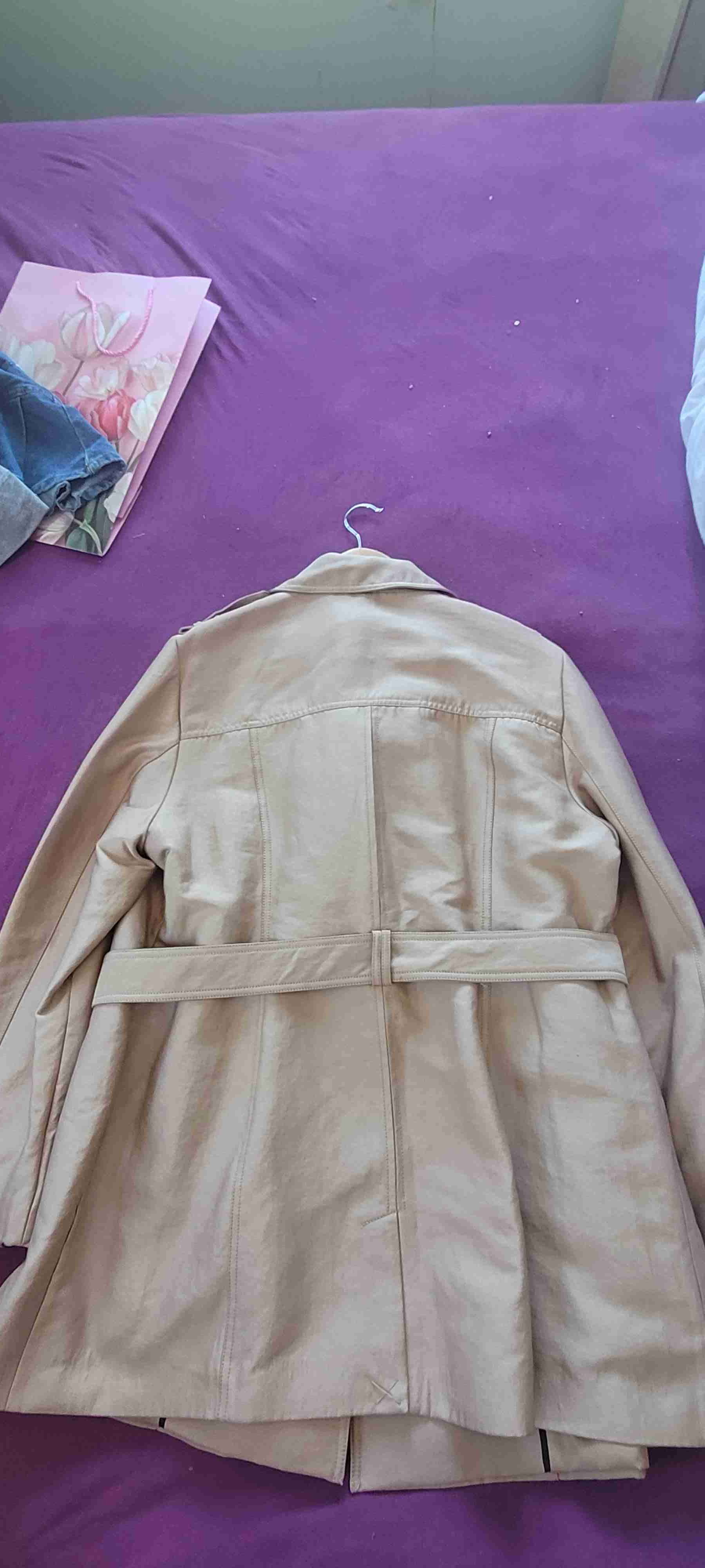 Abrigo trench beige con cinturón - 2