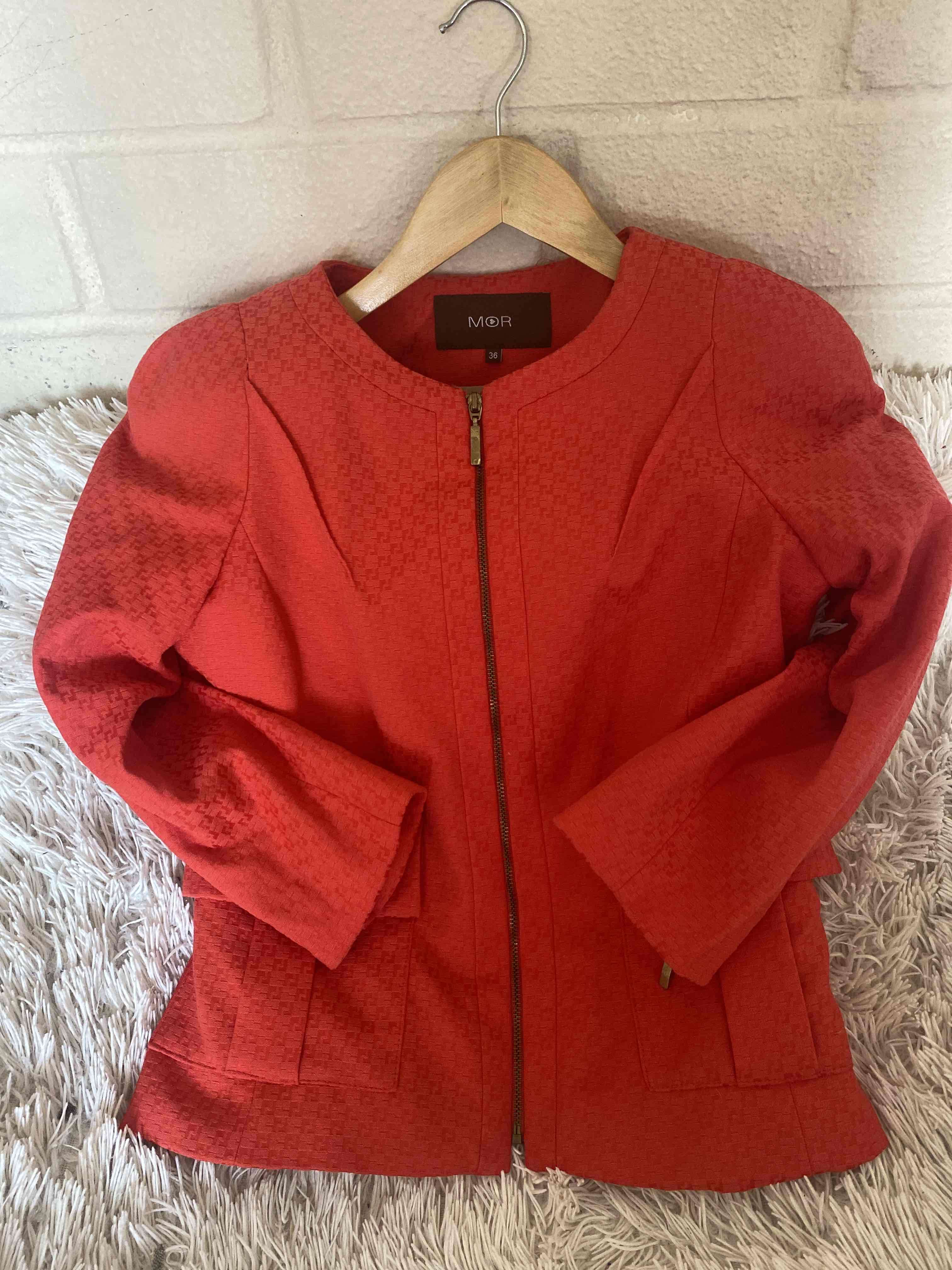 Chaqueta roja con cremallera