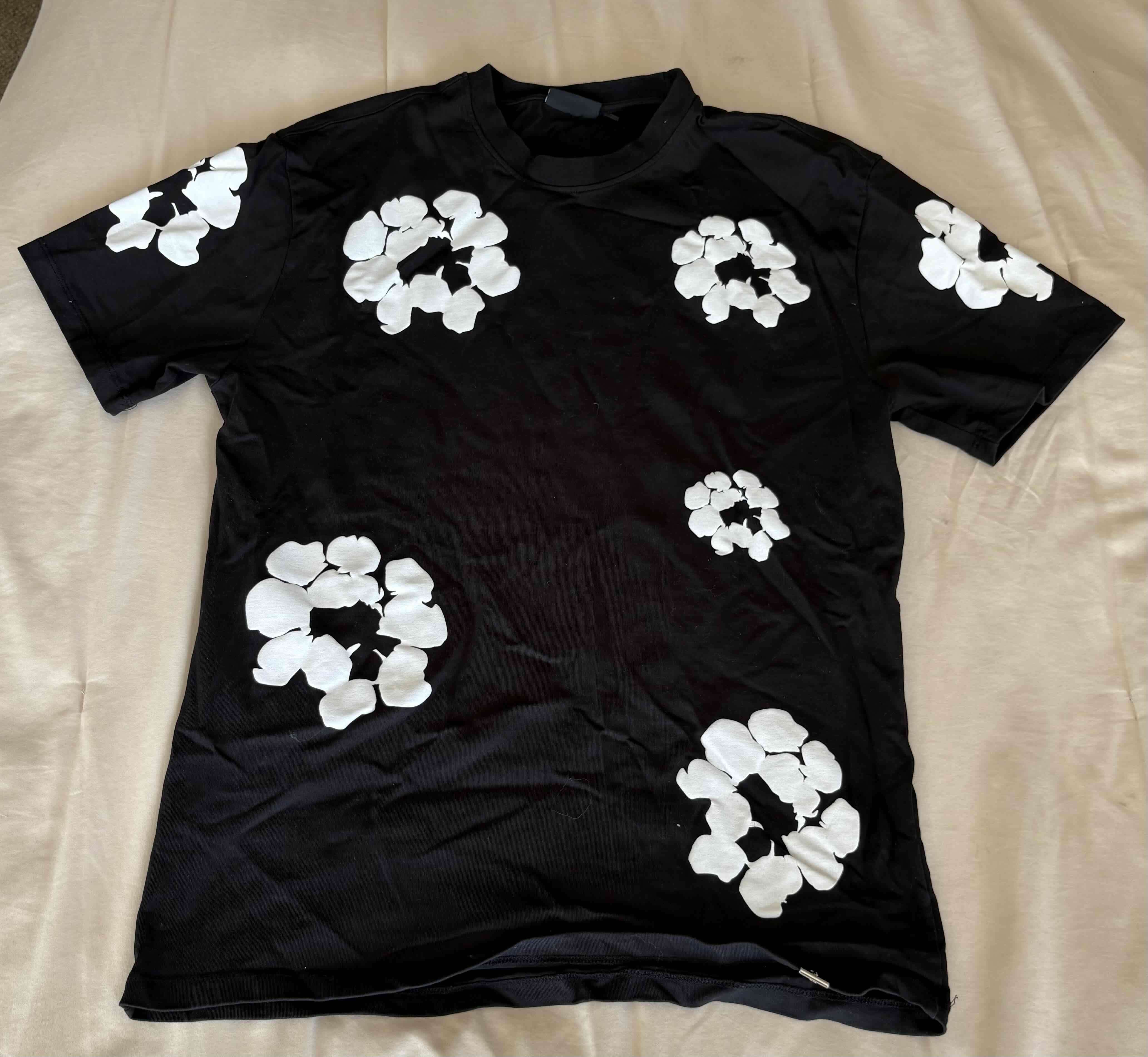 Polera negra con estampado floral
