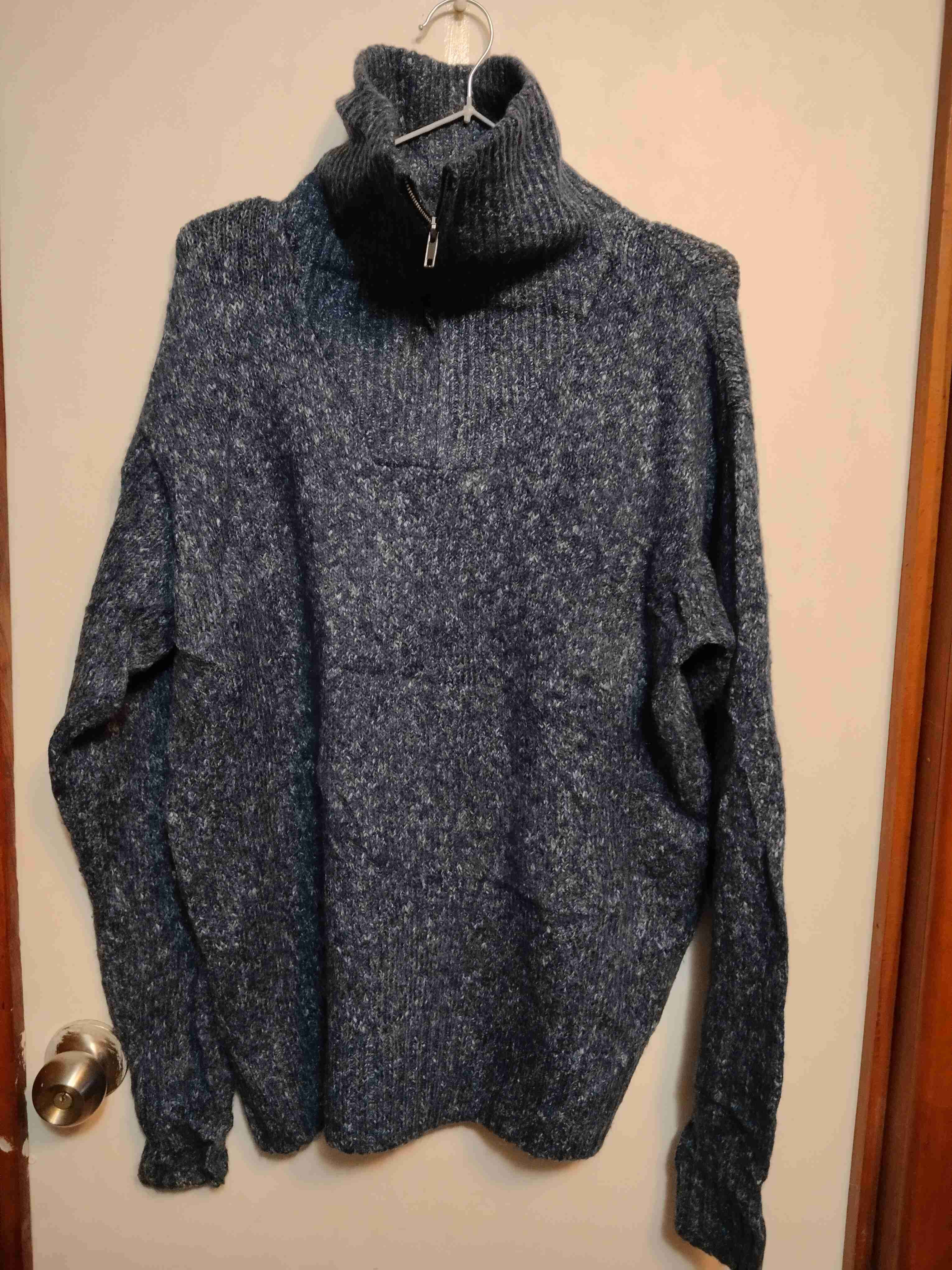 Suéter de lana azul con cierre