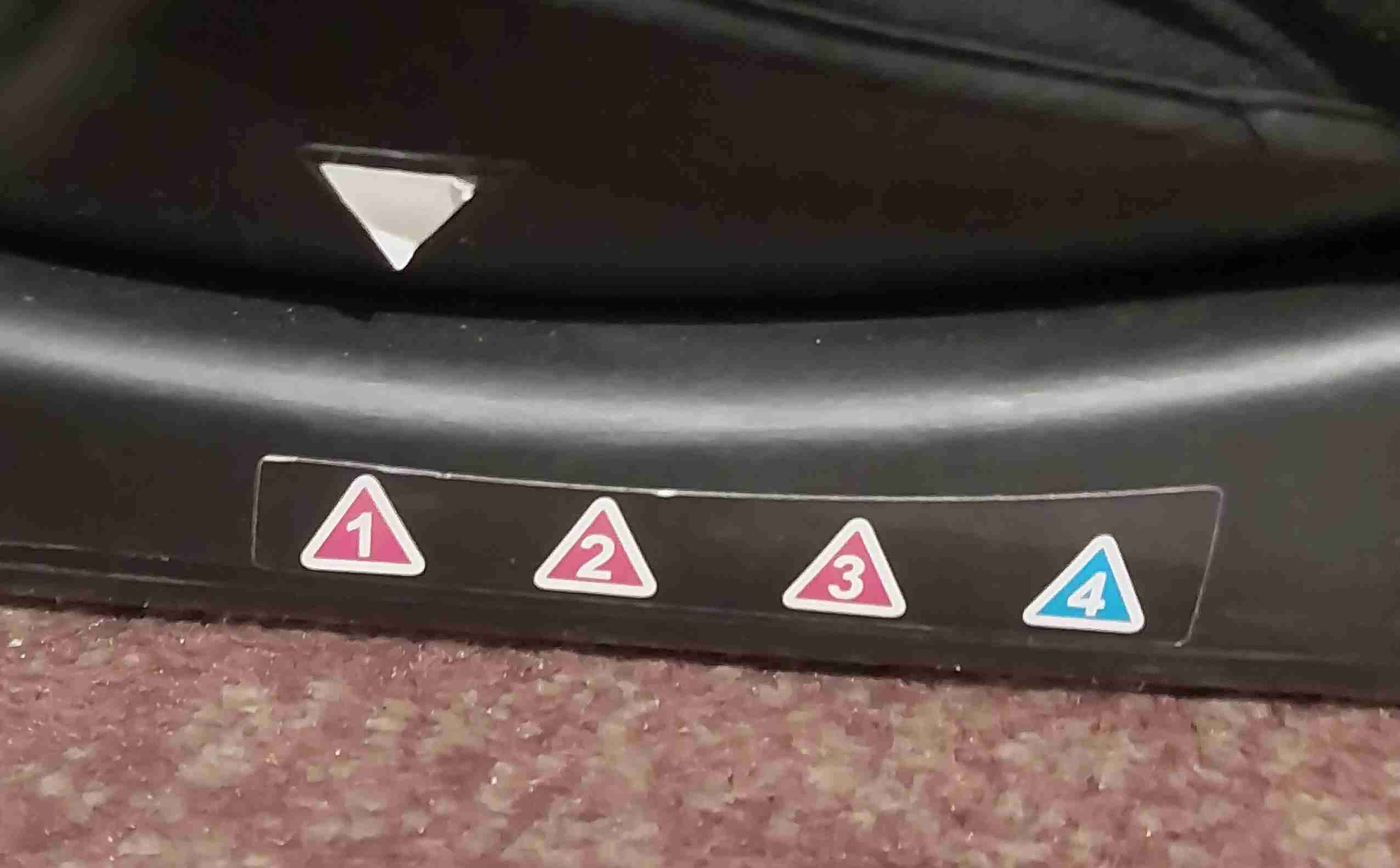 Silla de auto para bebé negra y roja - miniatura 4