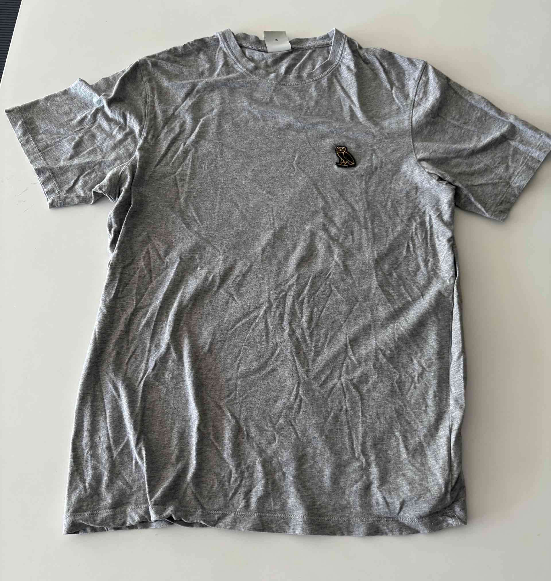 Polera gris con logo bordado