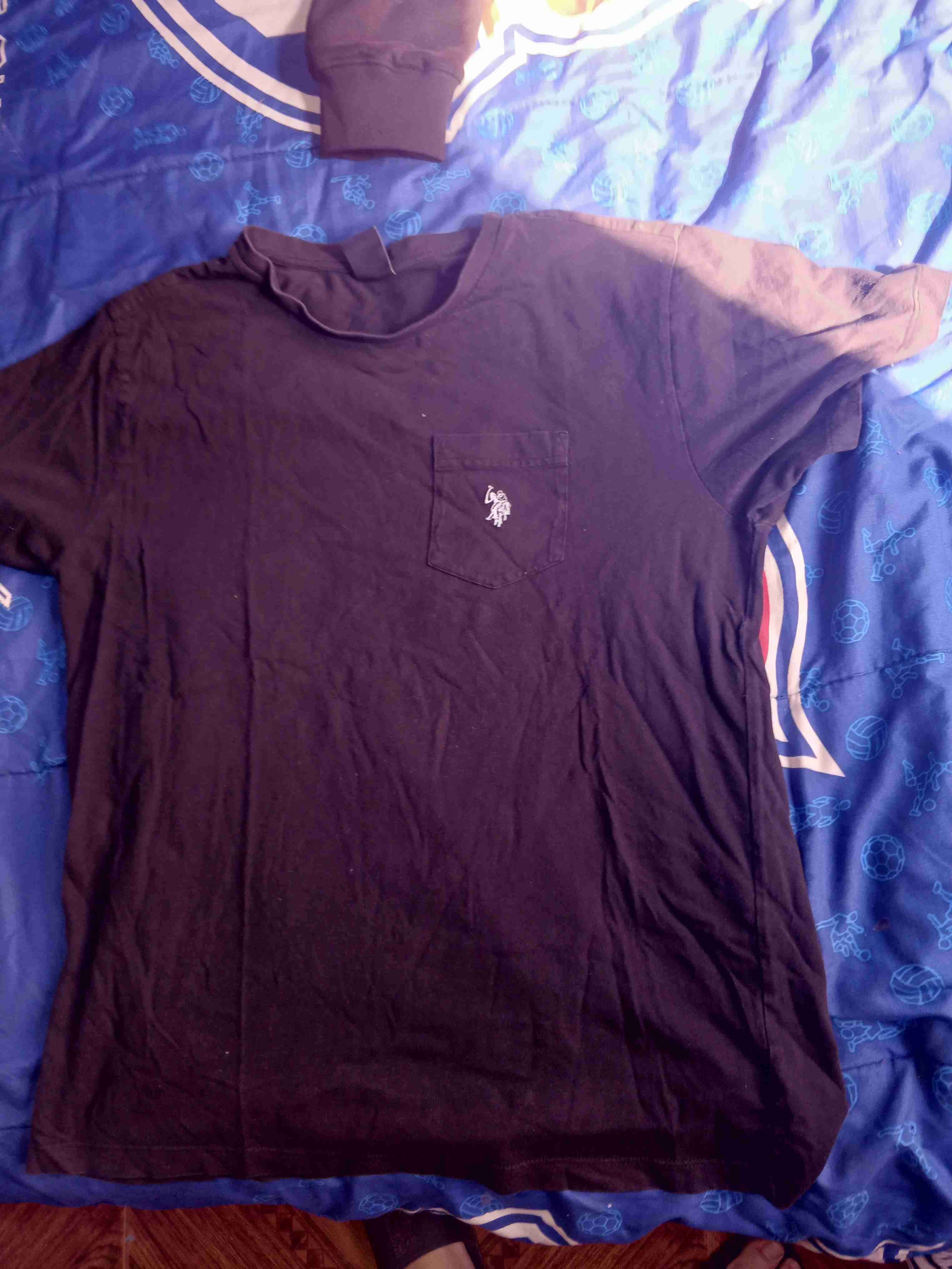 Polera polo negra con bolsillo