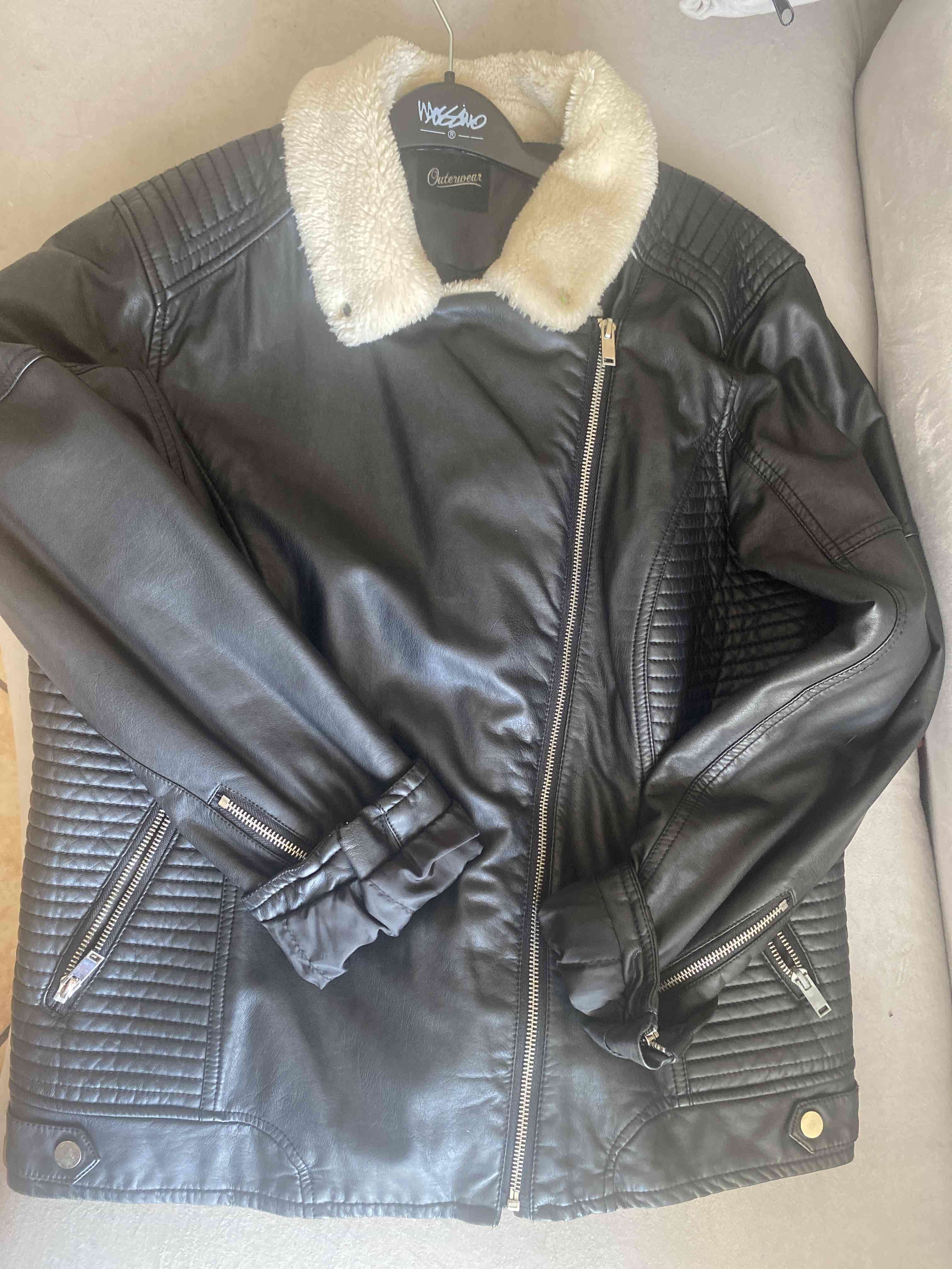 Chaqueta de cuero con cuello de lana