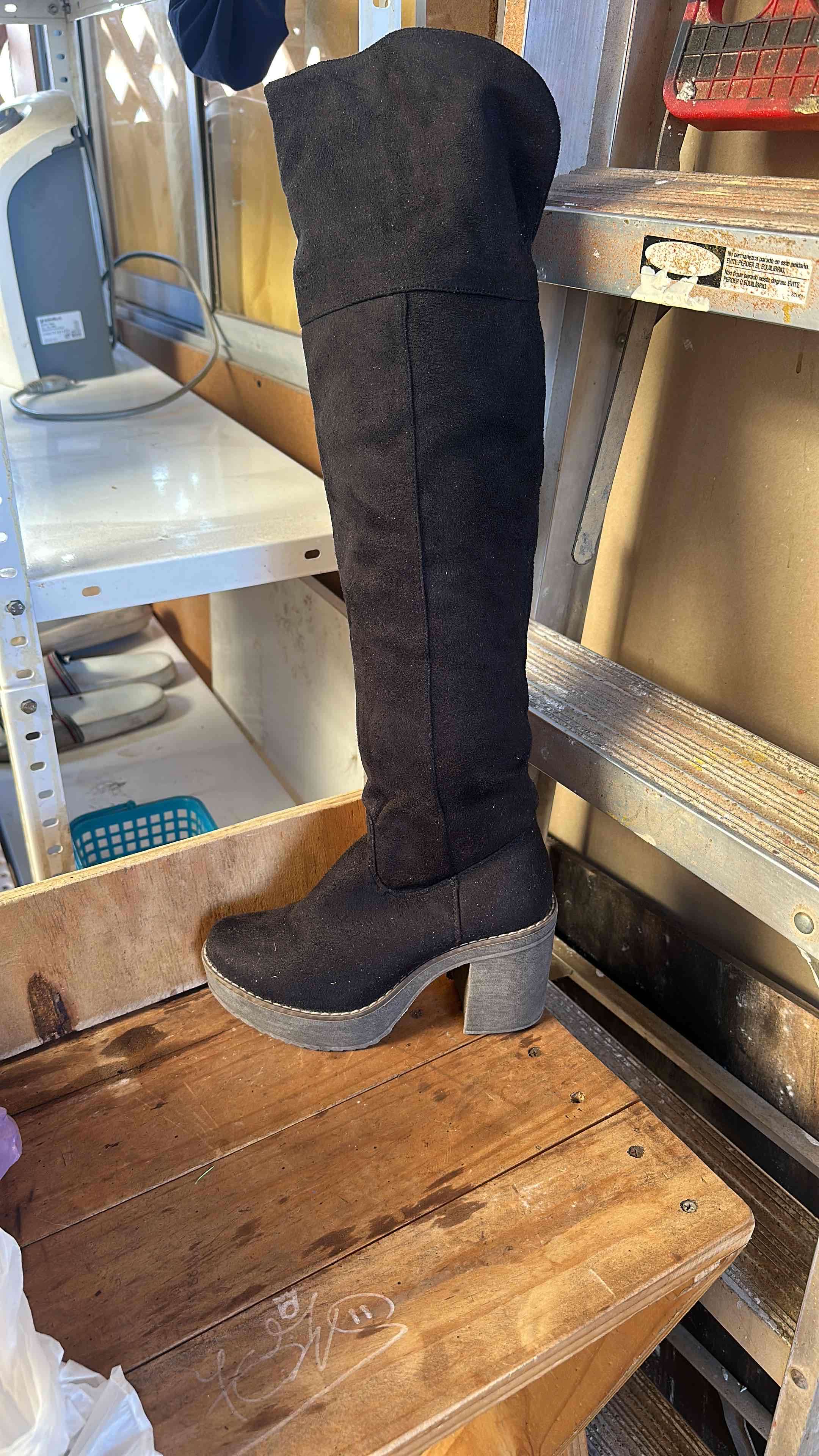 Bota alta negra de gamuza