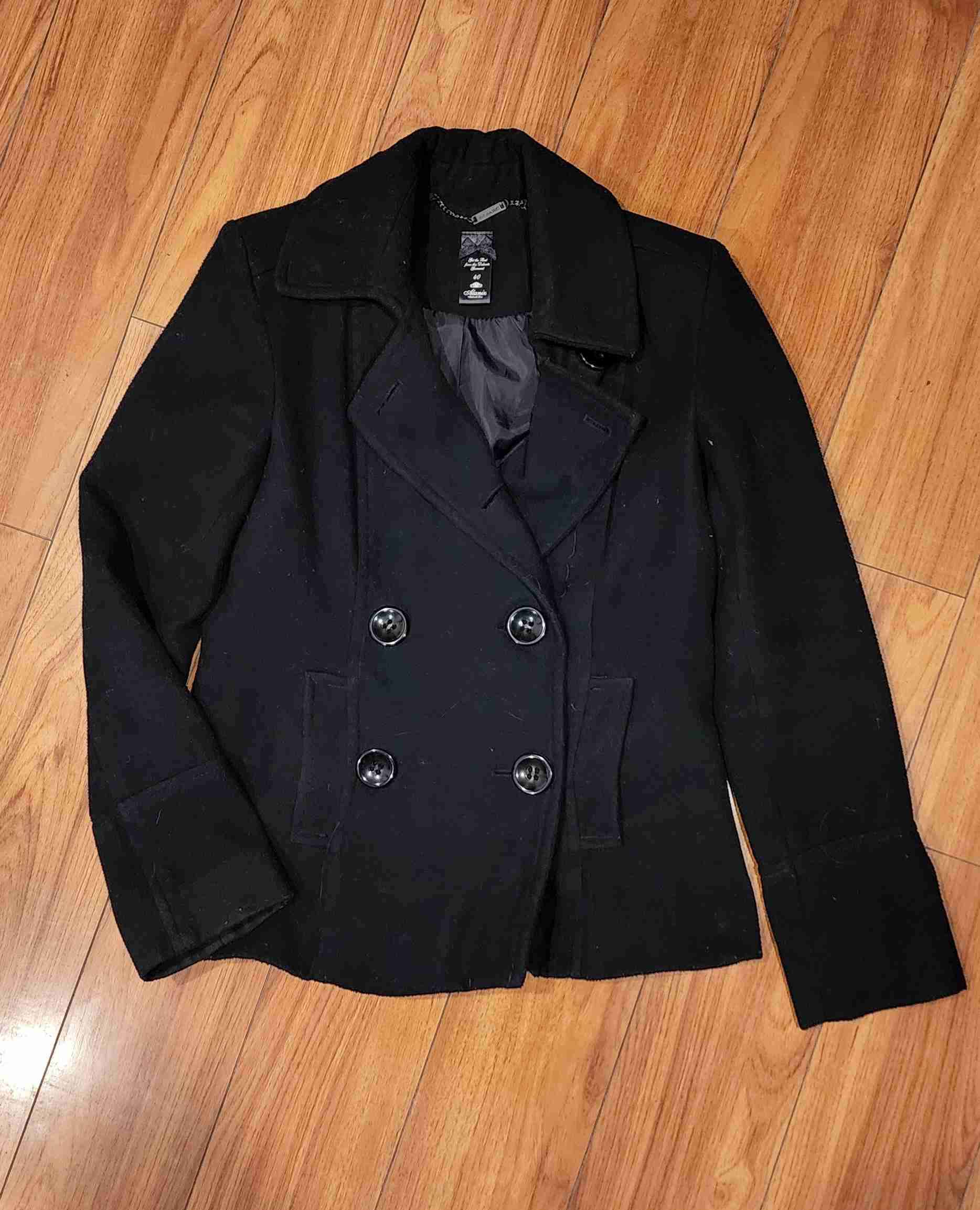 Abrigo negro de doble botonadura