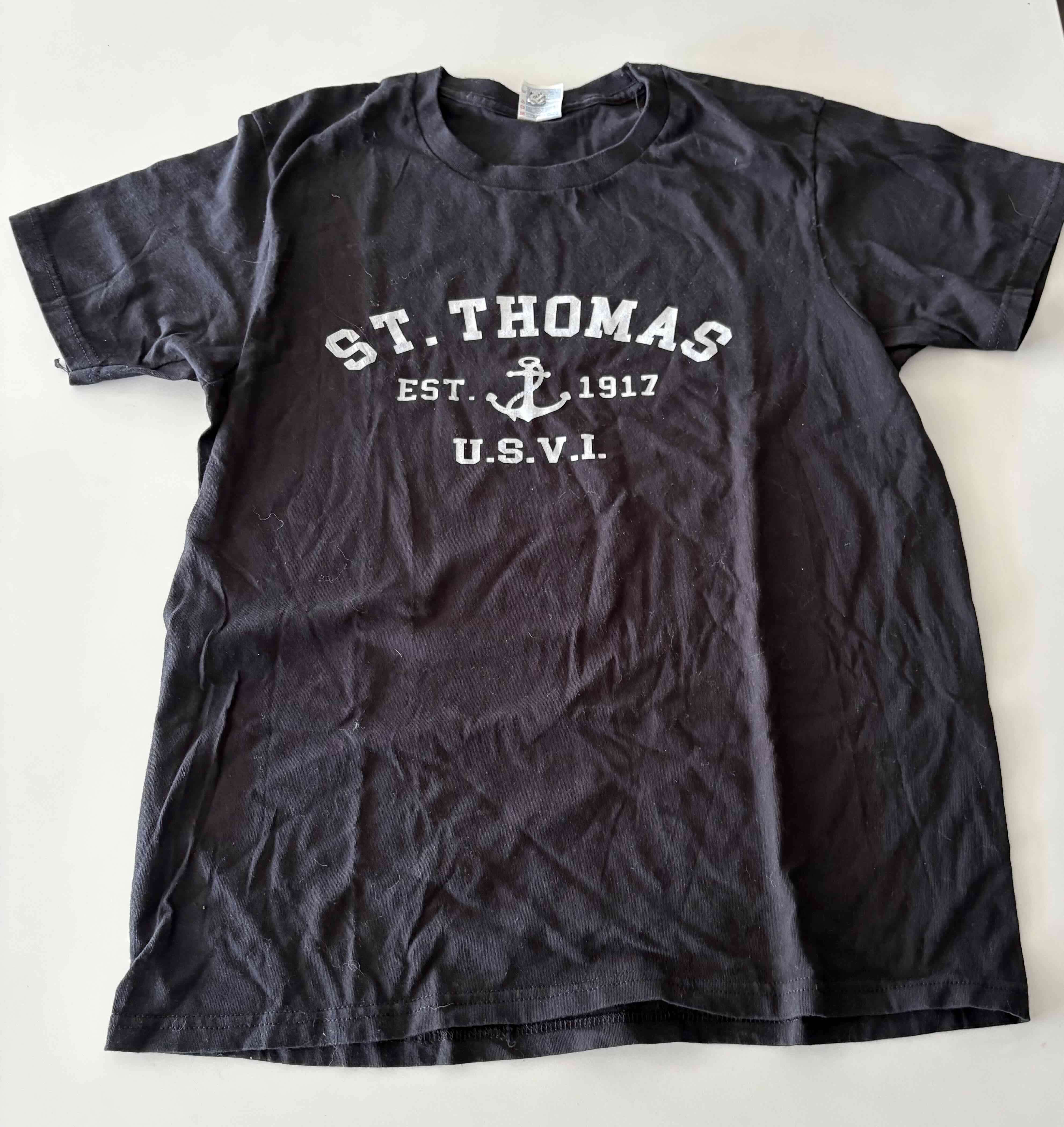 Polera negra St. Thomas