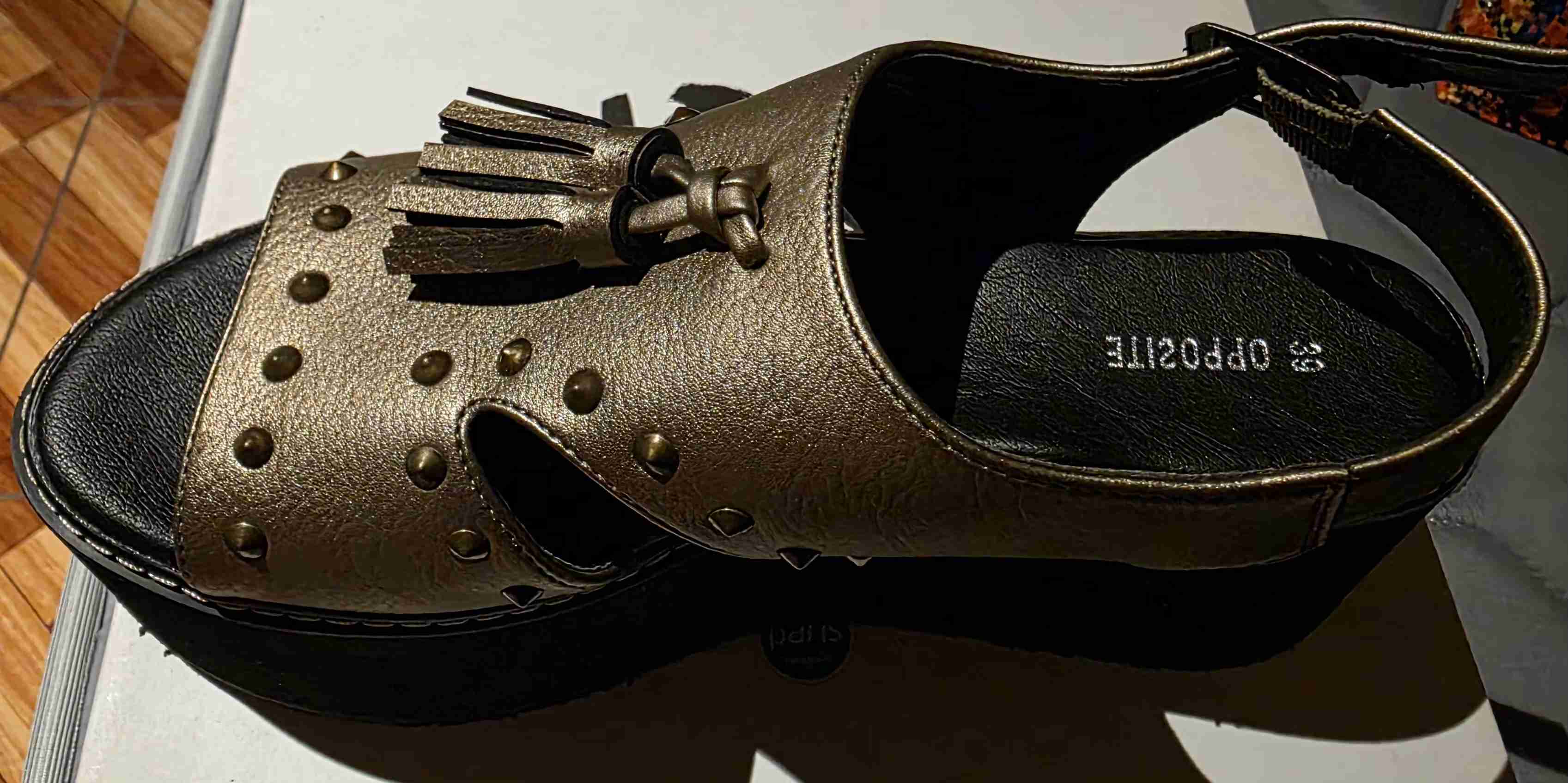 Sandalia de cuero con tachas