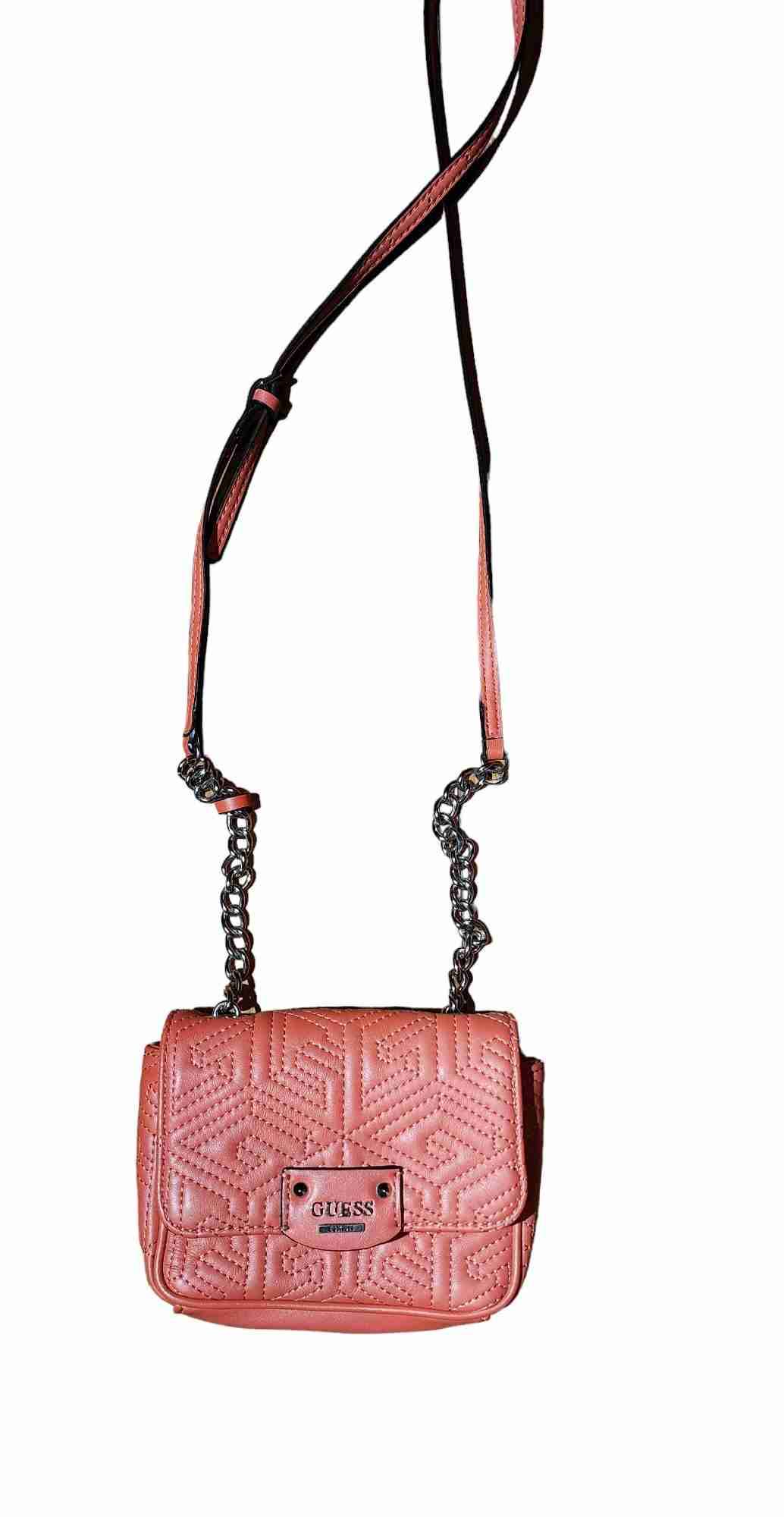 Cartera rosa Guess con cadena