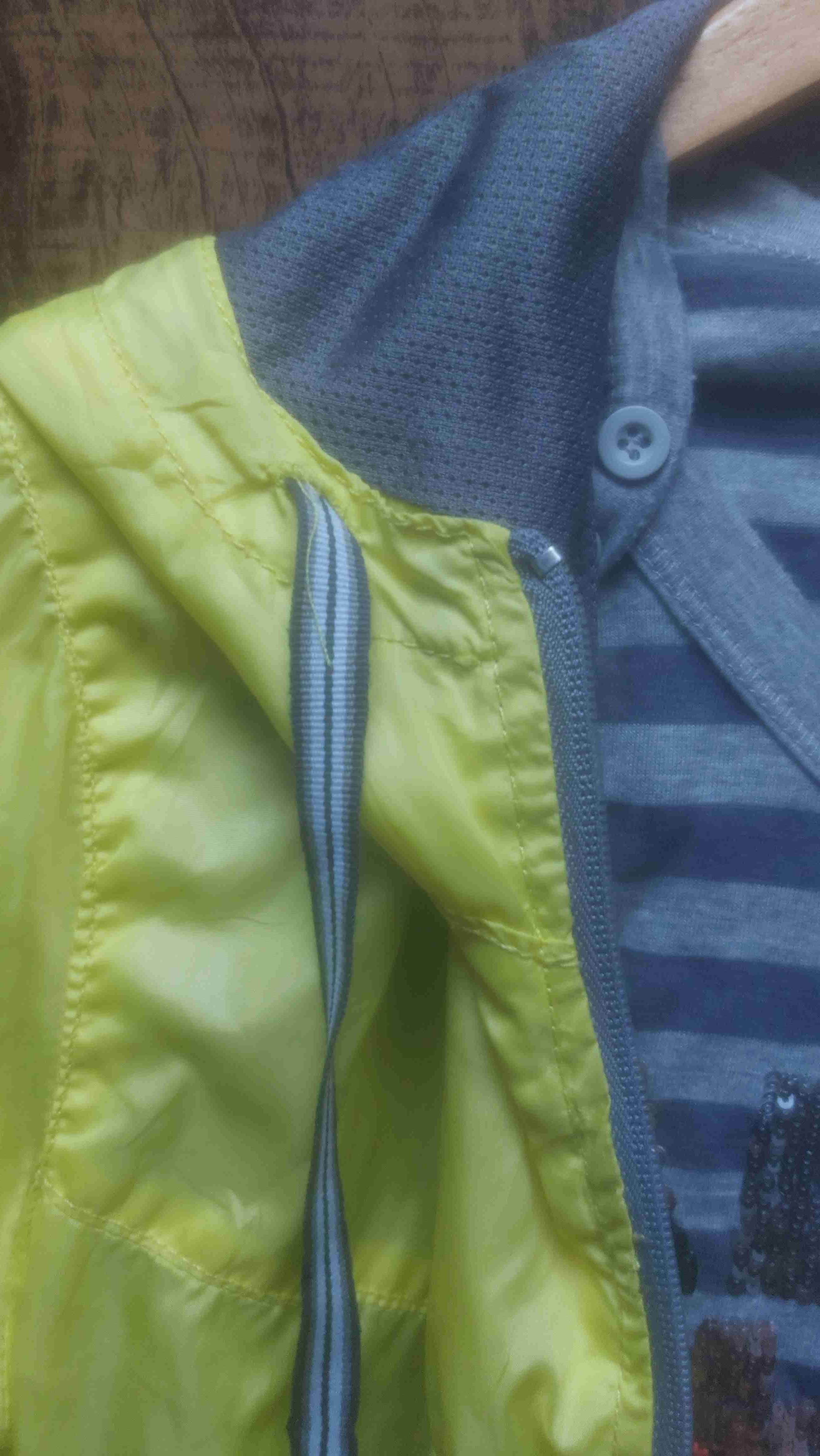 Chaqueta amarilla con polera rayada - miniatura 2