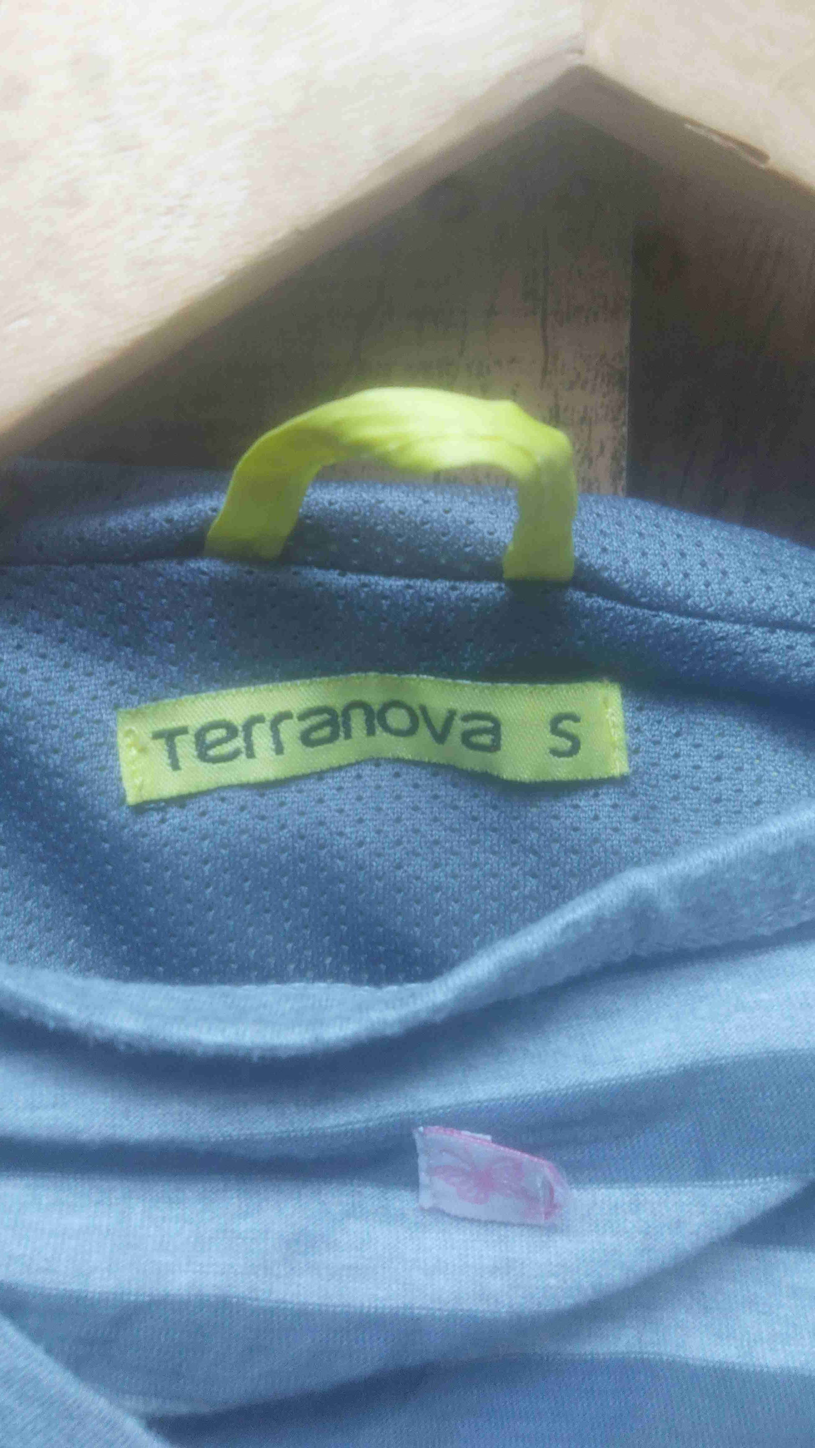 Chaqueta amarilla con polera rayada - miniatura 4