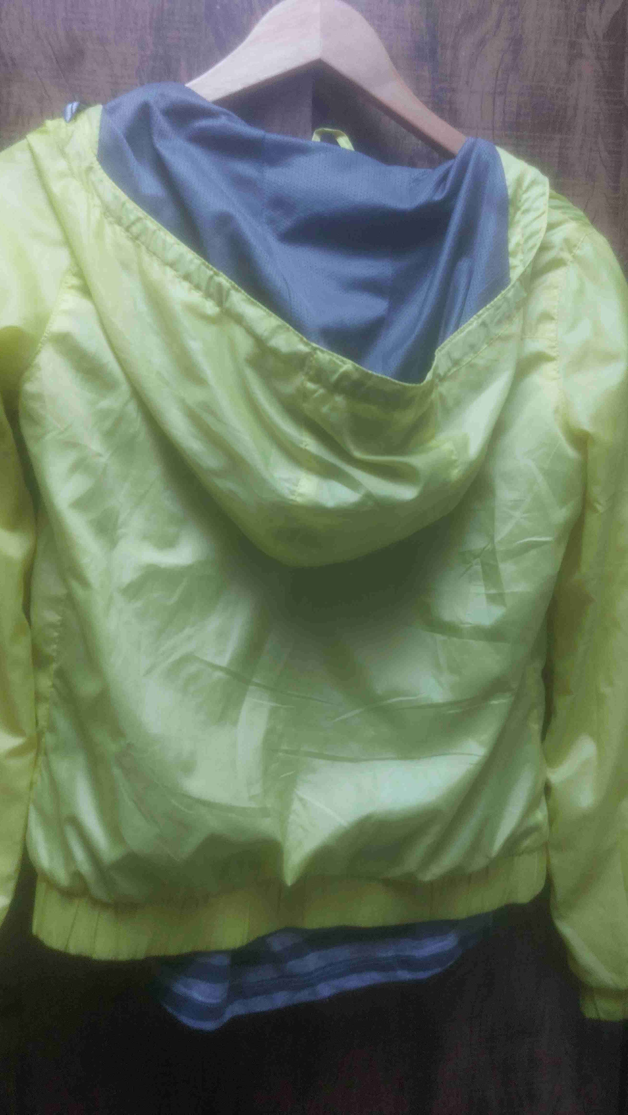 Chaqueta amarilla con polera rayada - miniatura 6