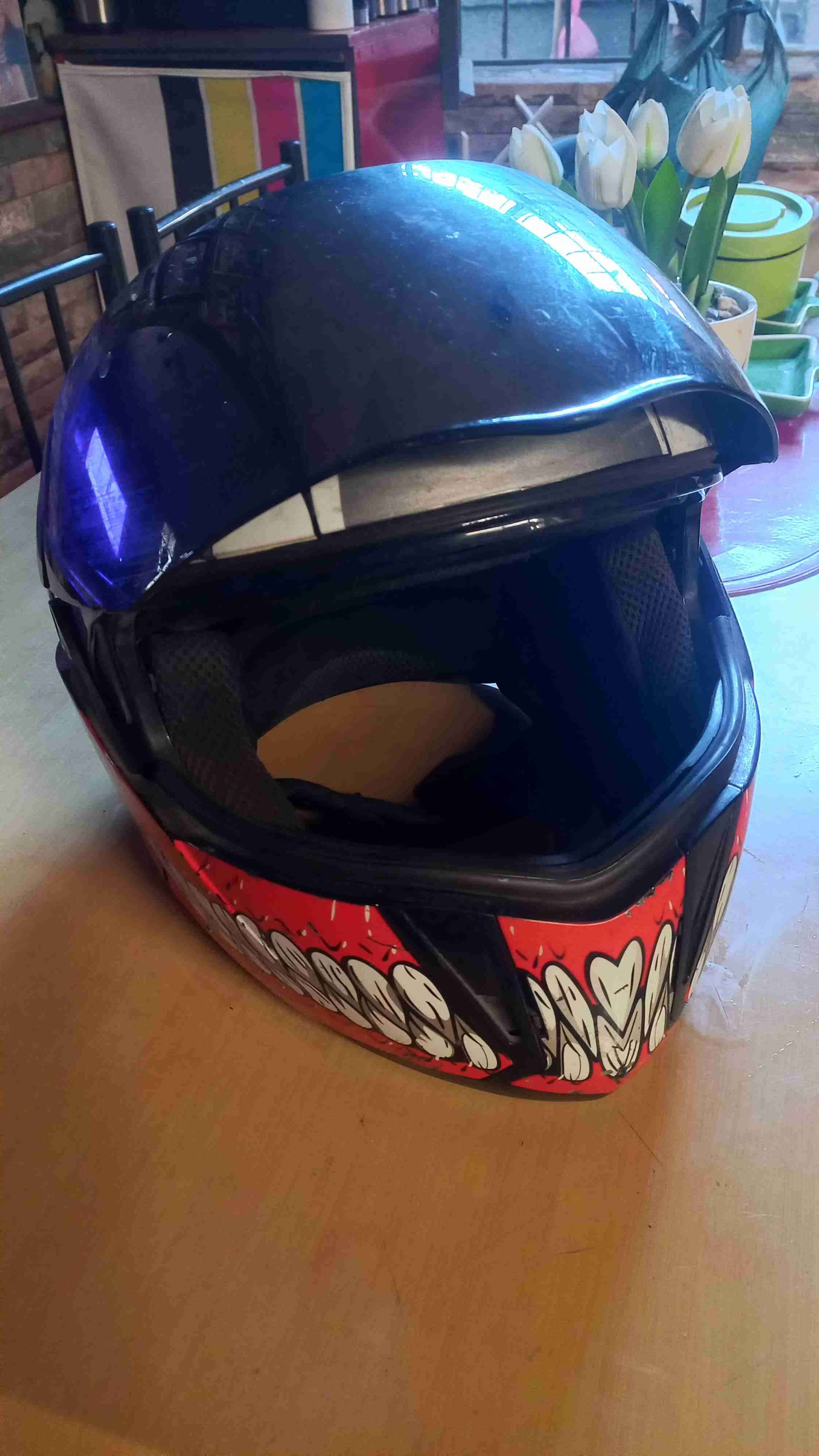 Casco de moto con diseño negro y rojo - miniatura 1