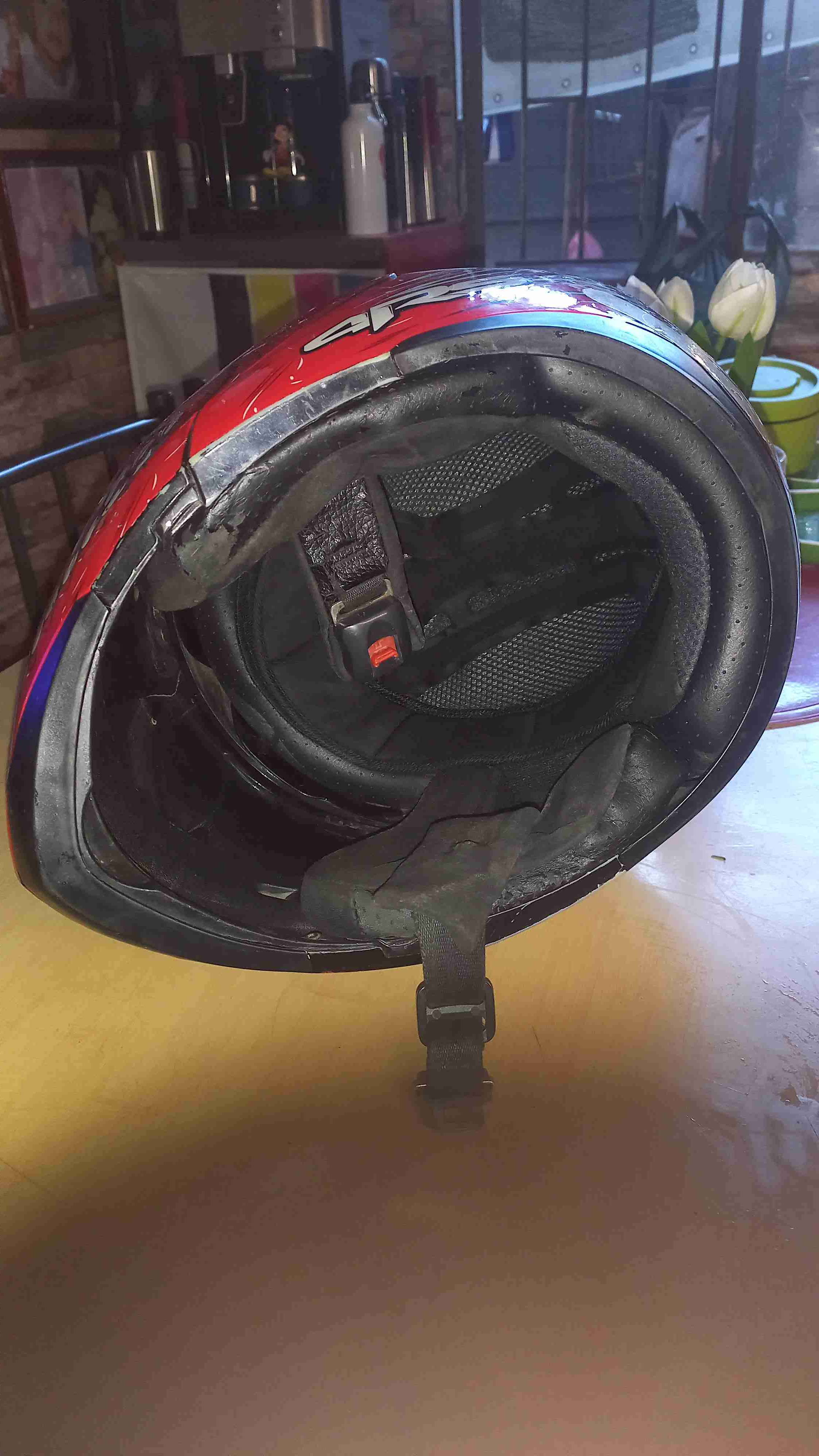 Casco de moto con diseño negro y rojo - miniatura 2