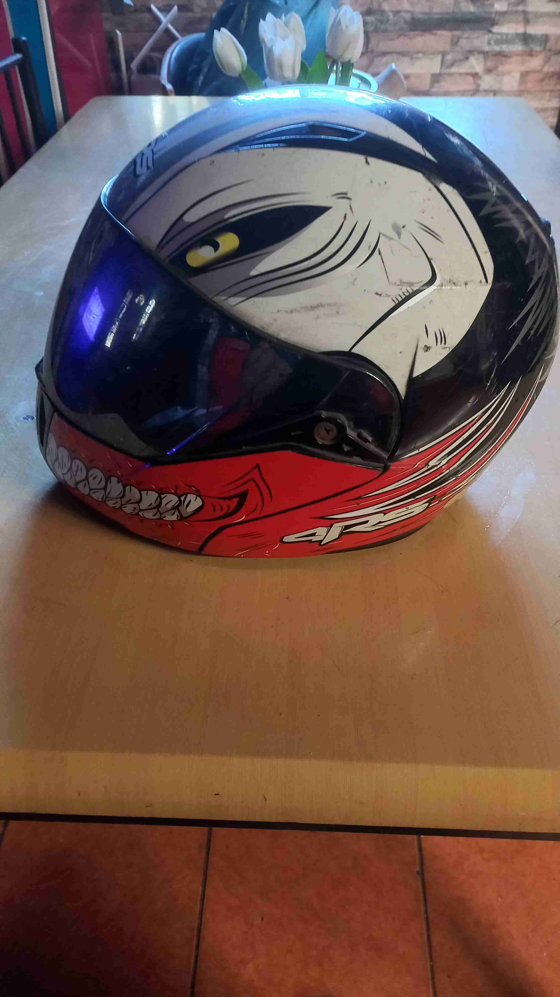 Casco de moto con diseño negro y rojo - miniatura 3